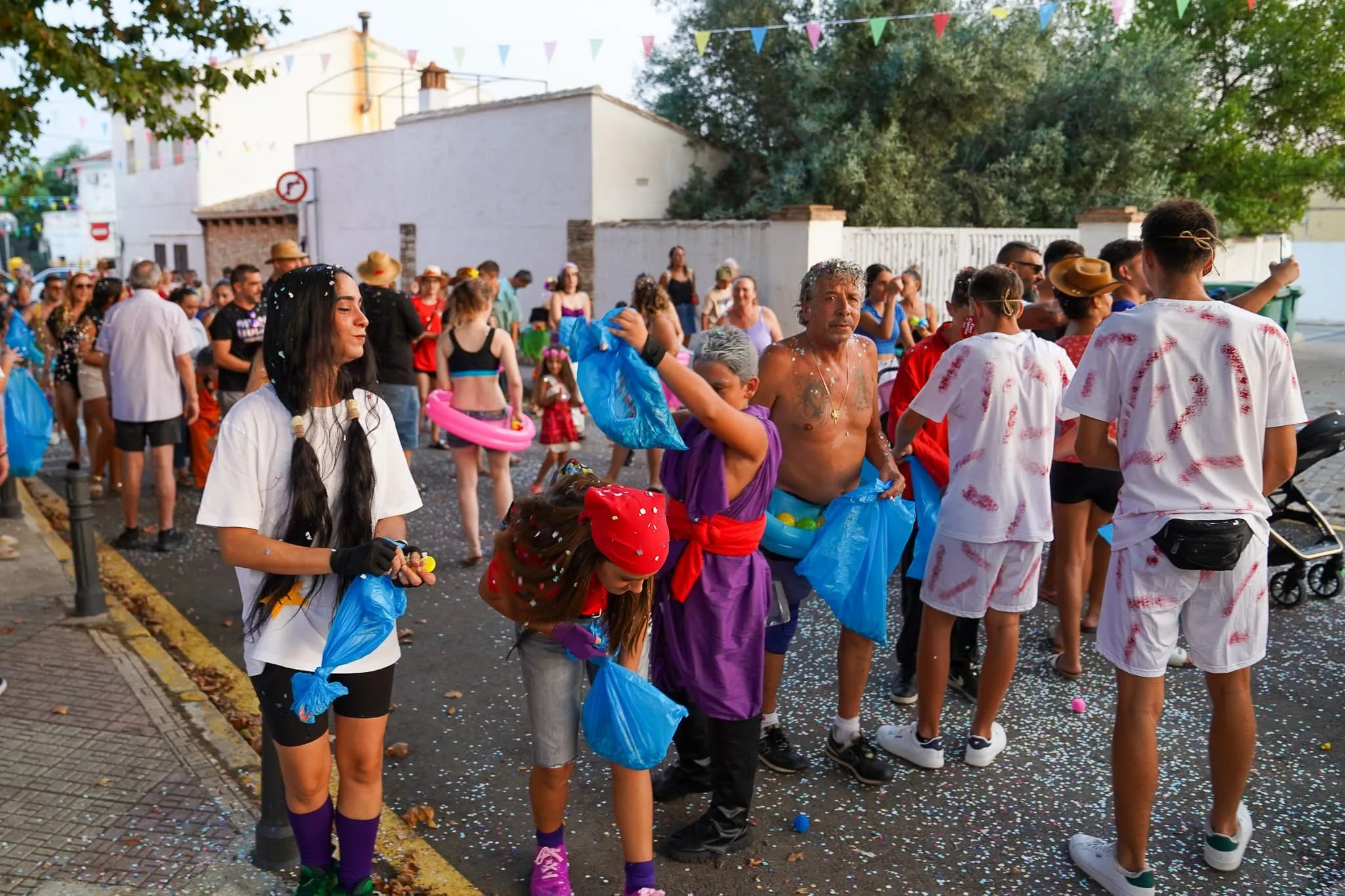 ambiente-desfile-disfraces-marxuquera-2025