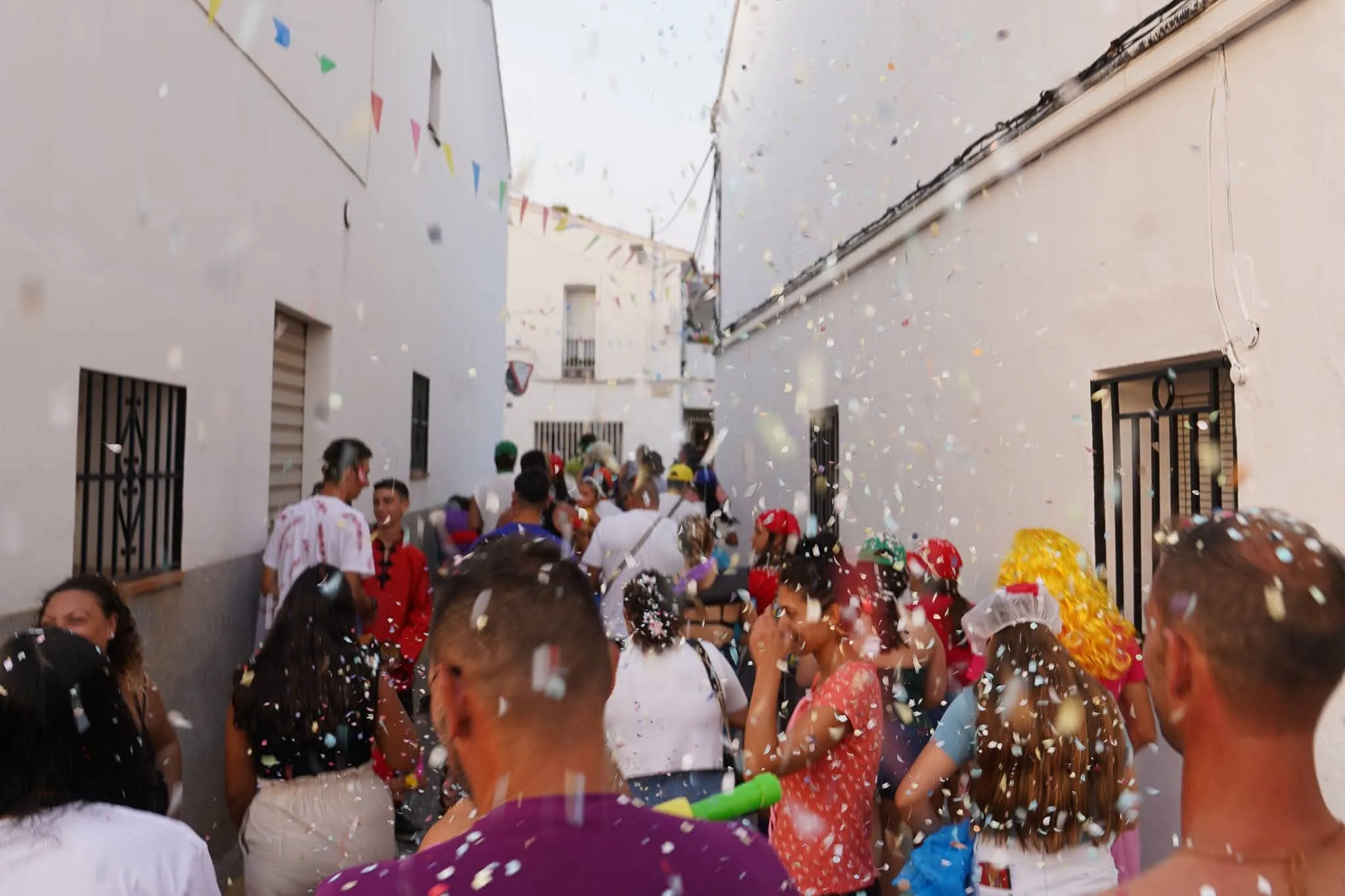 confeti-desfile-disfraces-marxuquera-2025