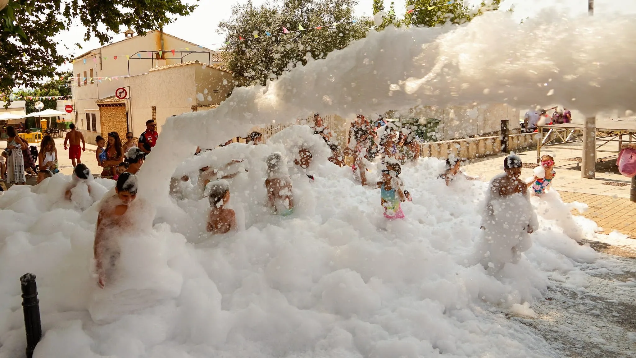 ninos-diversion-espuma-marxuquera-2025