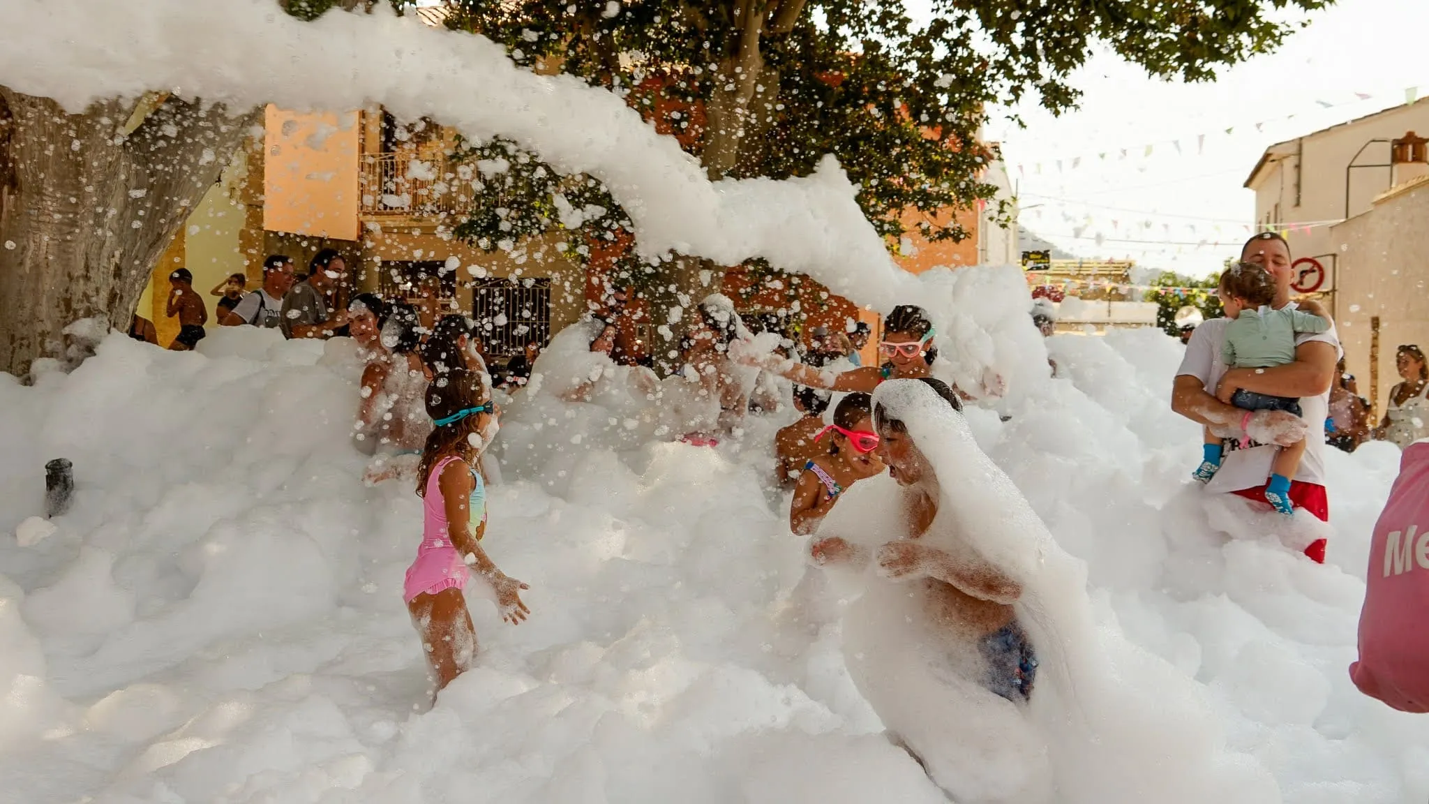 ninos-jugando-espuma-marxuquera-2025