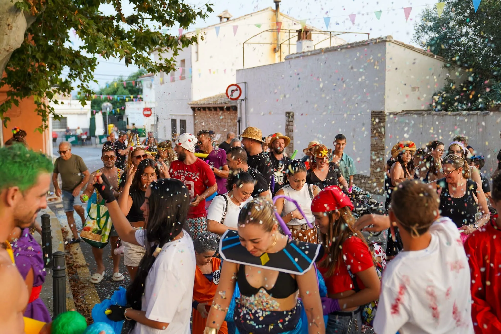 publico-y-participantes-disfraces-marxuquera-2025