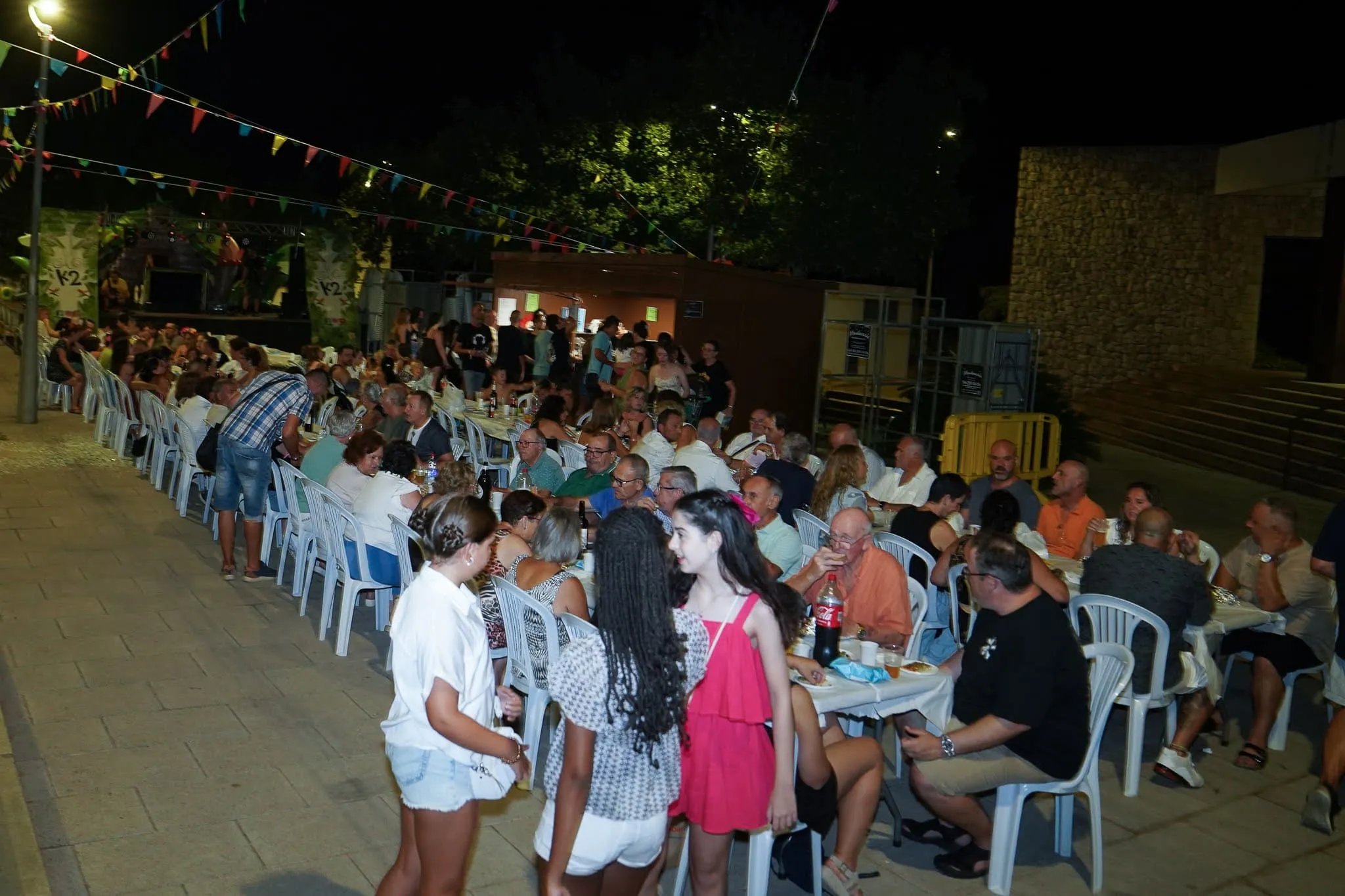 vecinos-cenando-marxuquera-2025