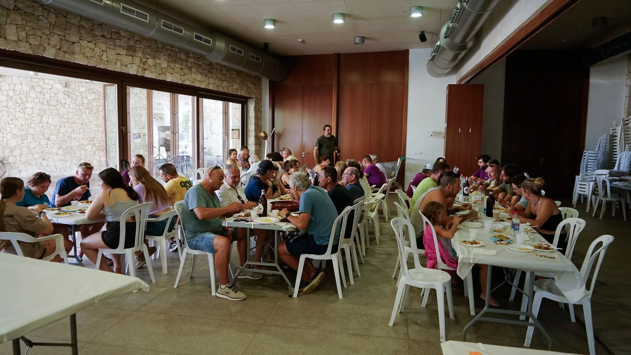 vecinos-degustando-arroz-al-horno-marxuquera-2025