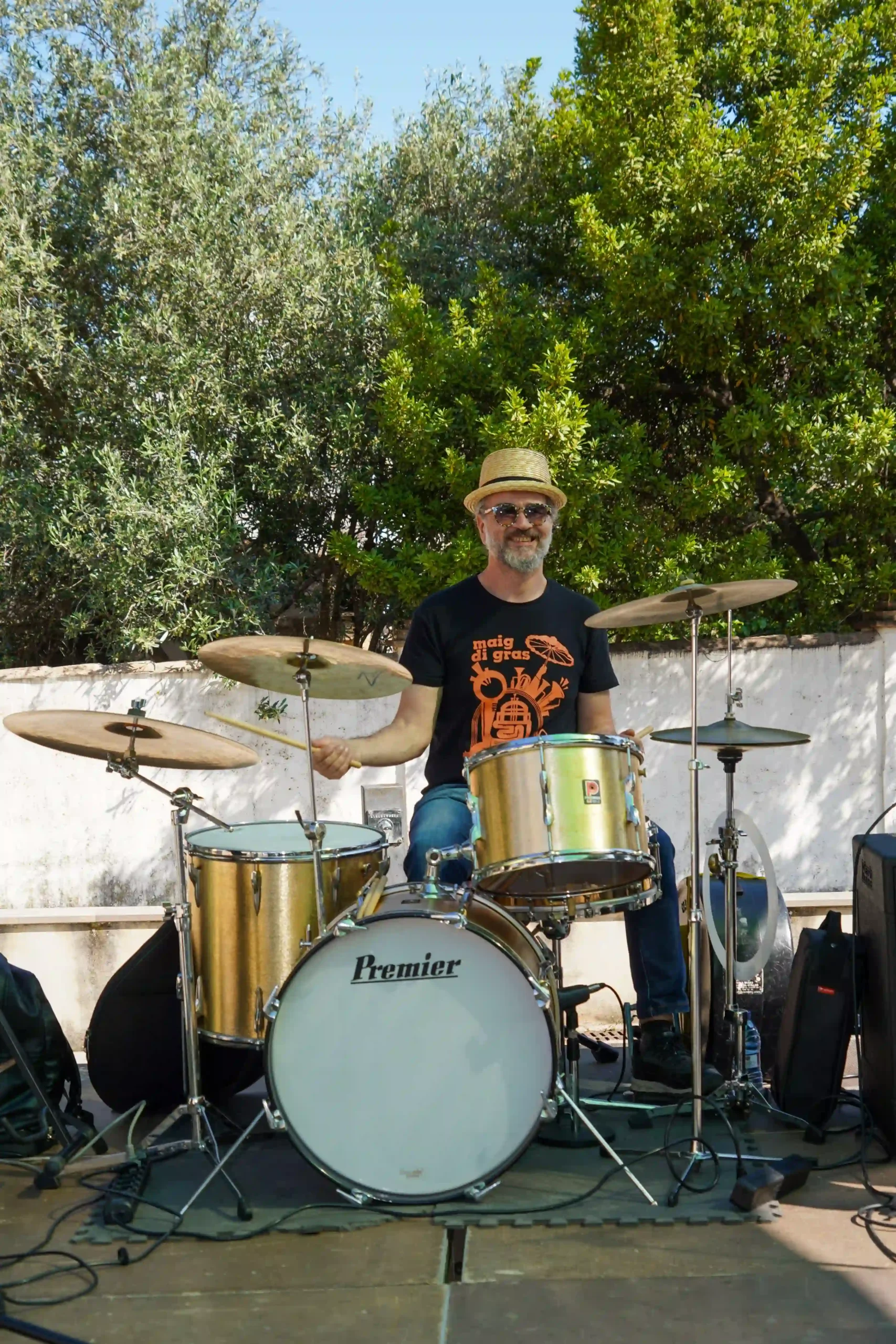 Batería del grupo Blues Power Trío tocando en directo durante el evento en Marxuquera.
