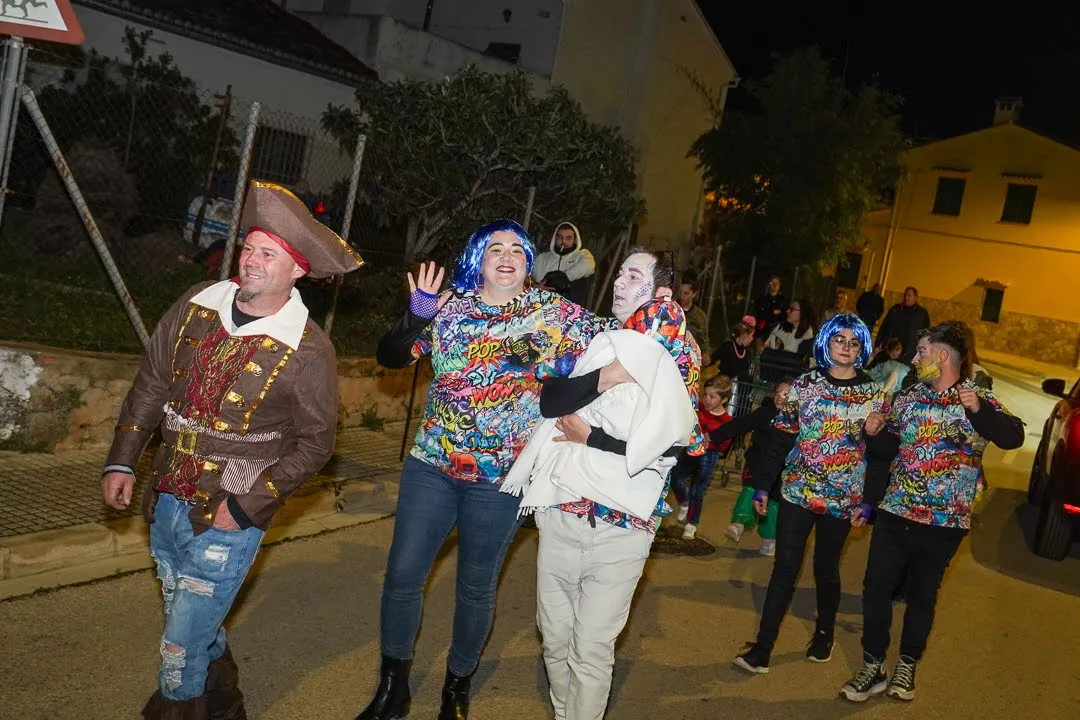 Desfile de la comisión organizadora en la cabalgata de los Carnavales 2025 de Marxuquera