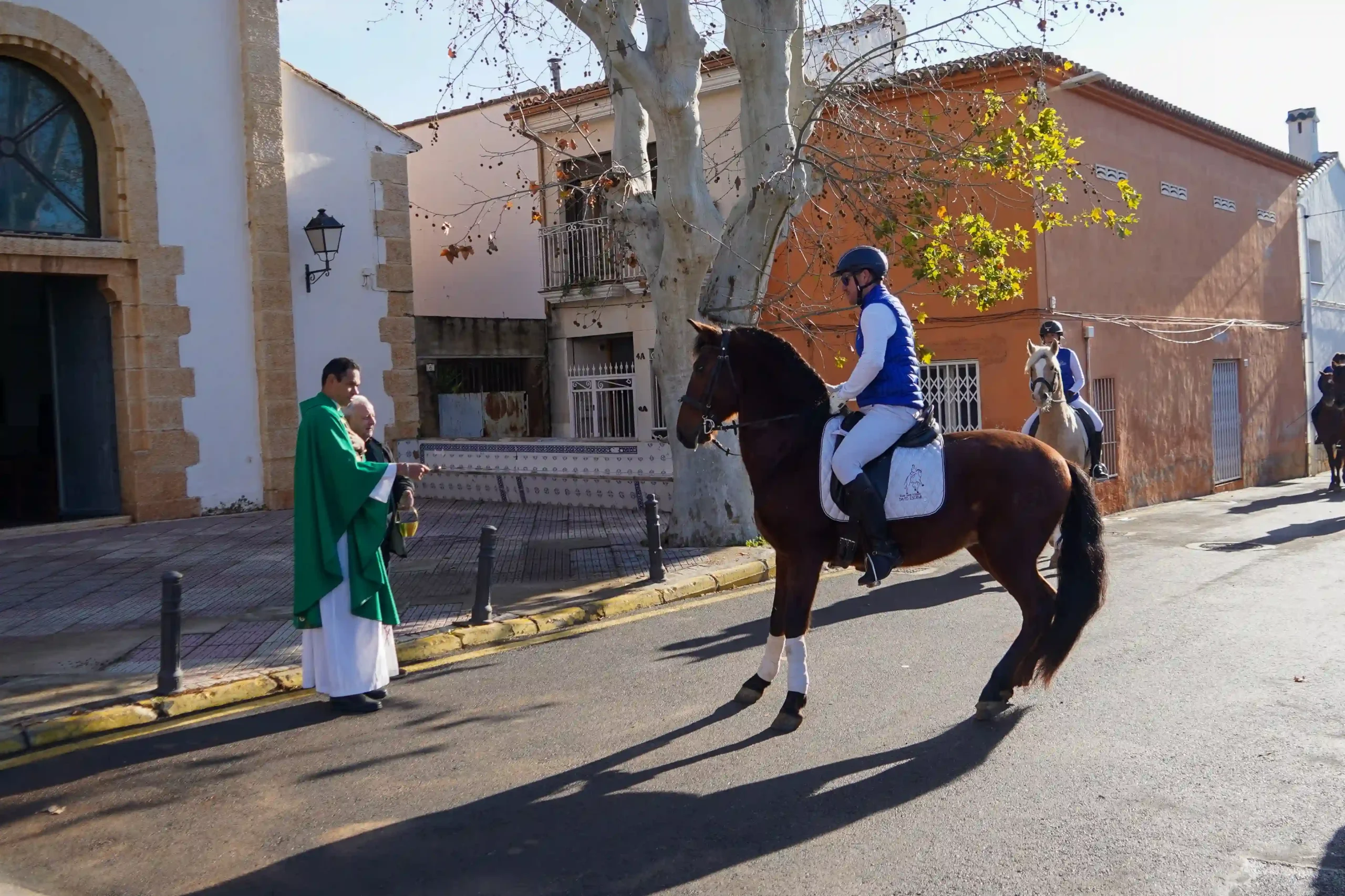 Caballo recibiendo la bendición del cura frente a la iglesia en Sant Antoni 2025 en Marxuquera.