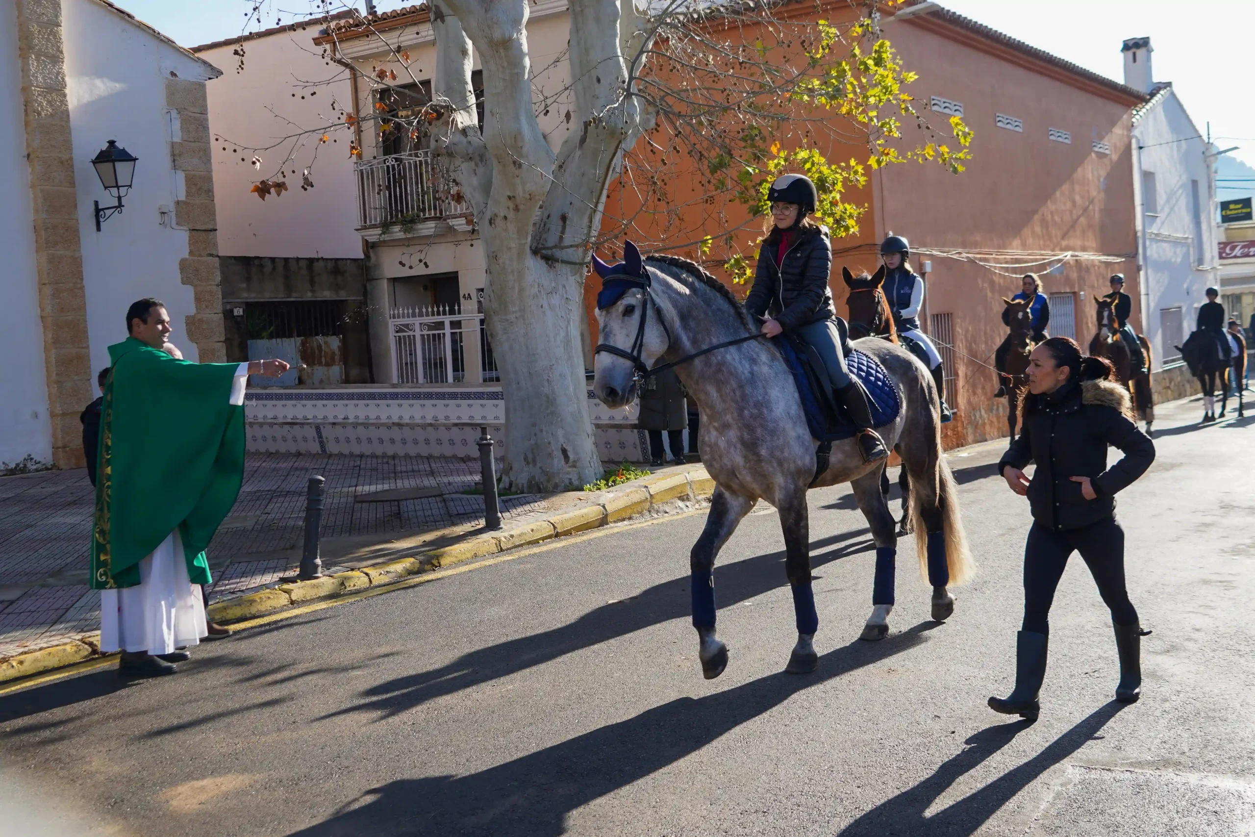 Caballo tordo con su amazona recibiendo la bendición del cura en Sant Antoni 2025 en Marxuquera.