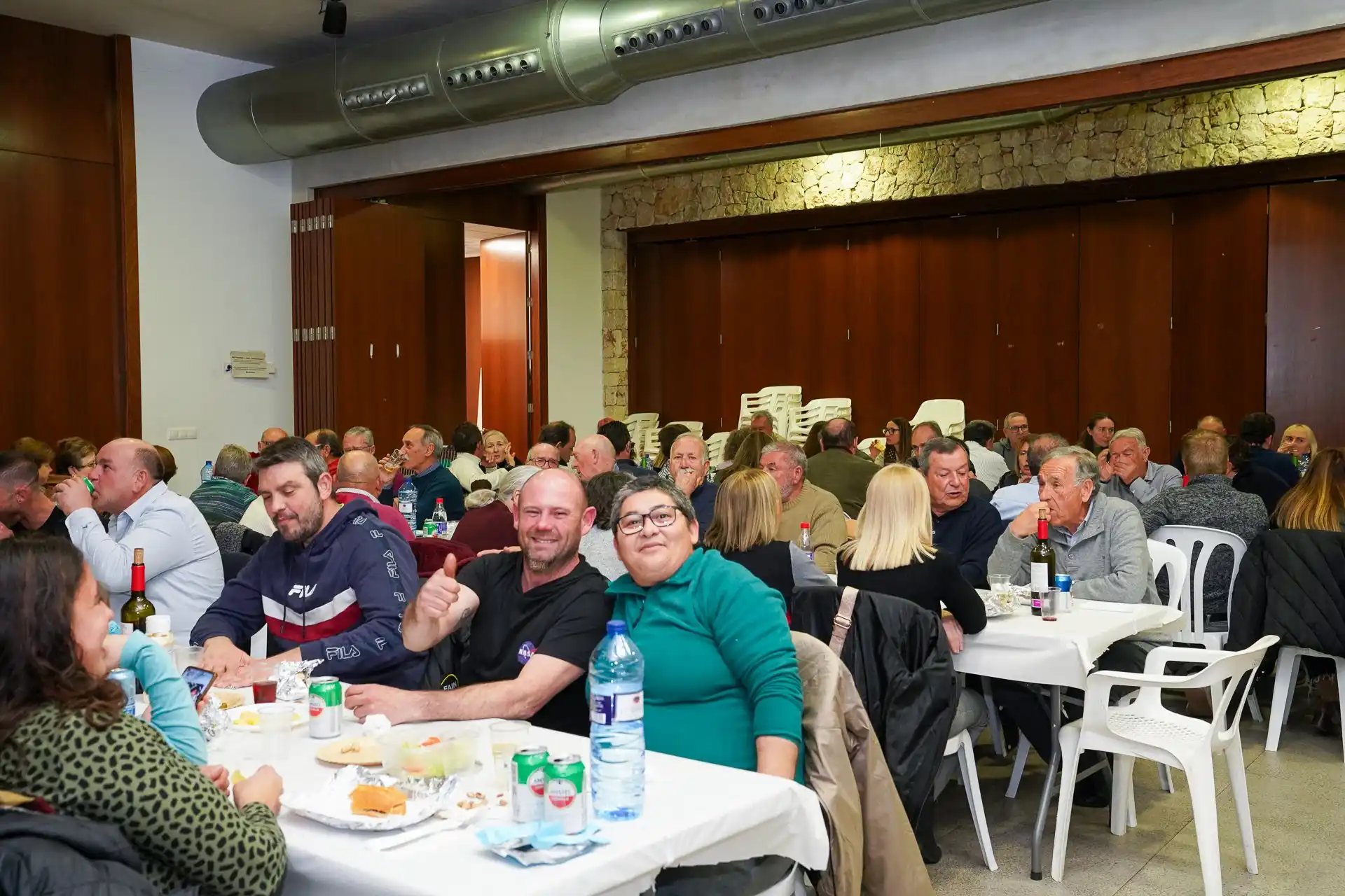 Cena popular en el Centre Social durante la fiesta de Sant Antoni 2025 en Marxuquera.