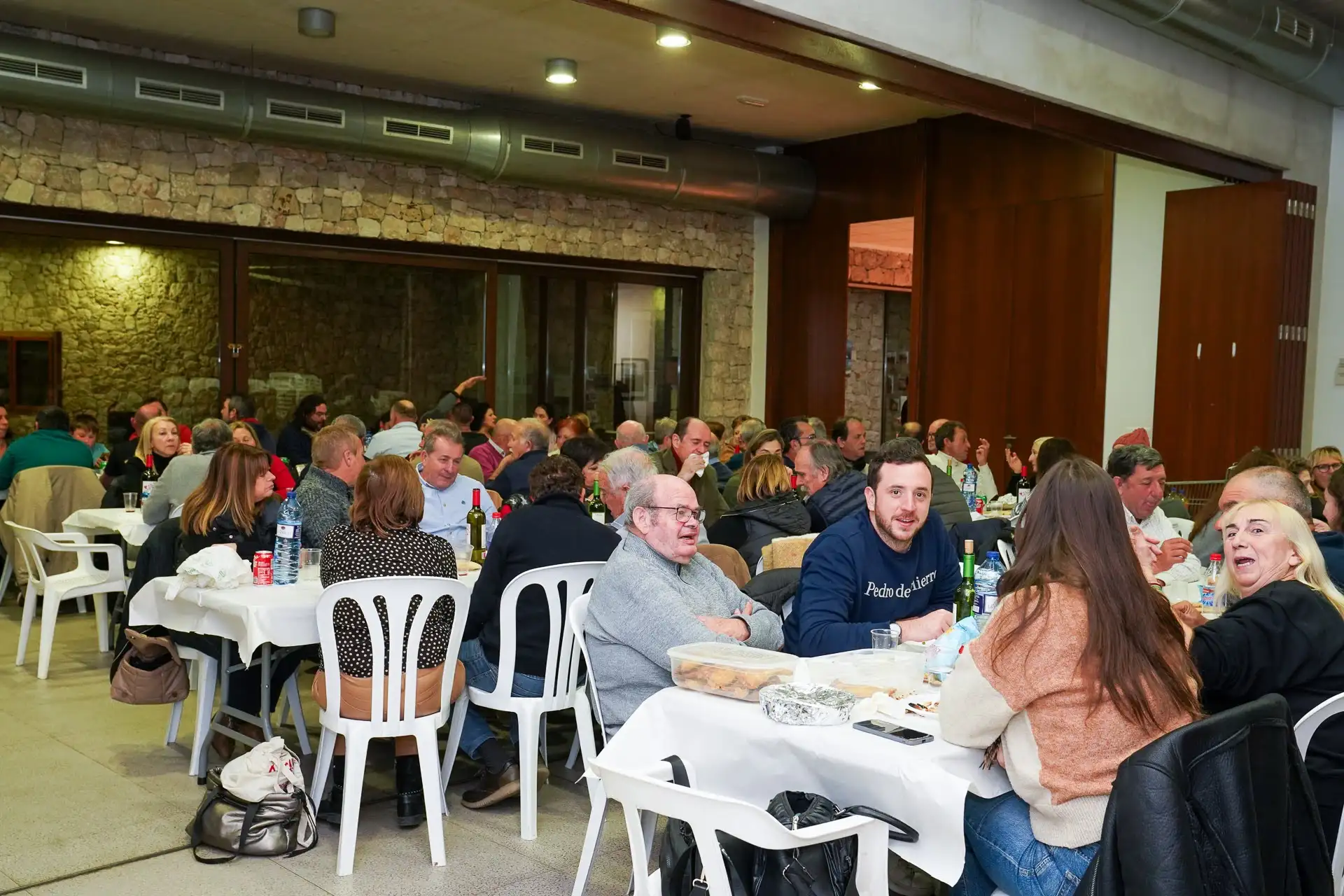 Vista general de las mesas llenas durante la cena de sobaquillo de Sant Antoni 2025 en Marxuquera