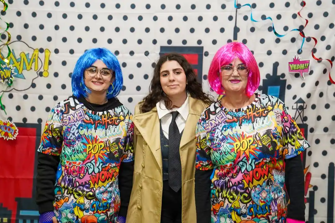 Grupo de amigas de la comisión luciendo disfraces coloridos en los Carnavales 2025 de Marxuquera