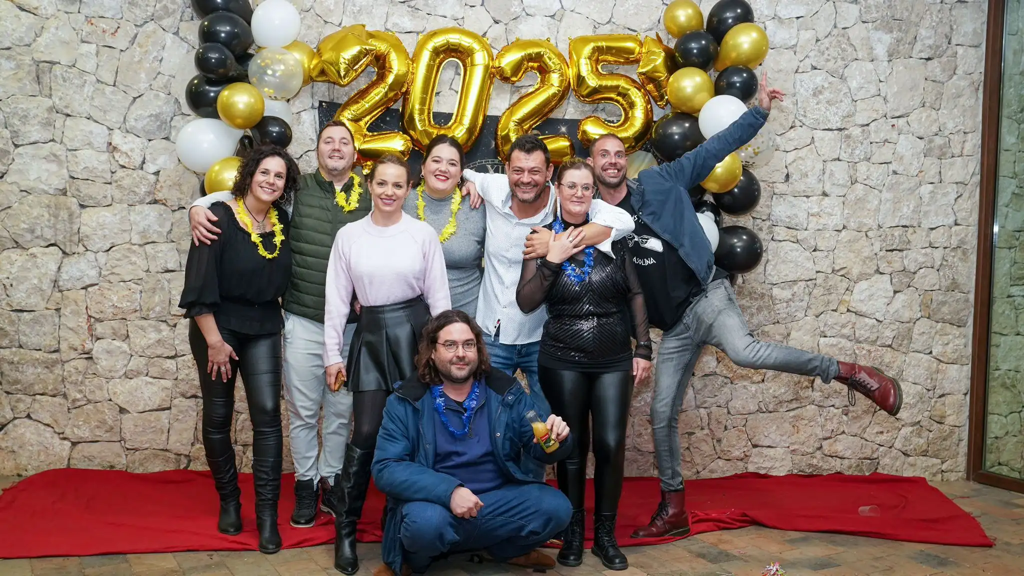 Foto divertida de la comisión de Festes de Marxuquera posando entre risas en la fiesta de Fin de Año 2024