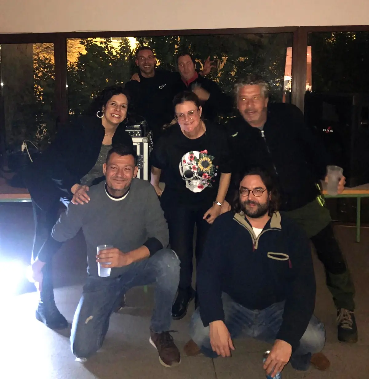 Miembros de la comisión posando durante la noche en la fiesta de Sant Antoni 2025 en Marxuquera.