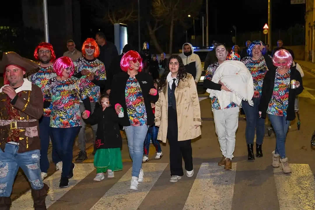 Grupo disfrazado cruzando una calle durante el desfile de los Carnavales 2025 en Marxuquera