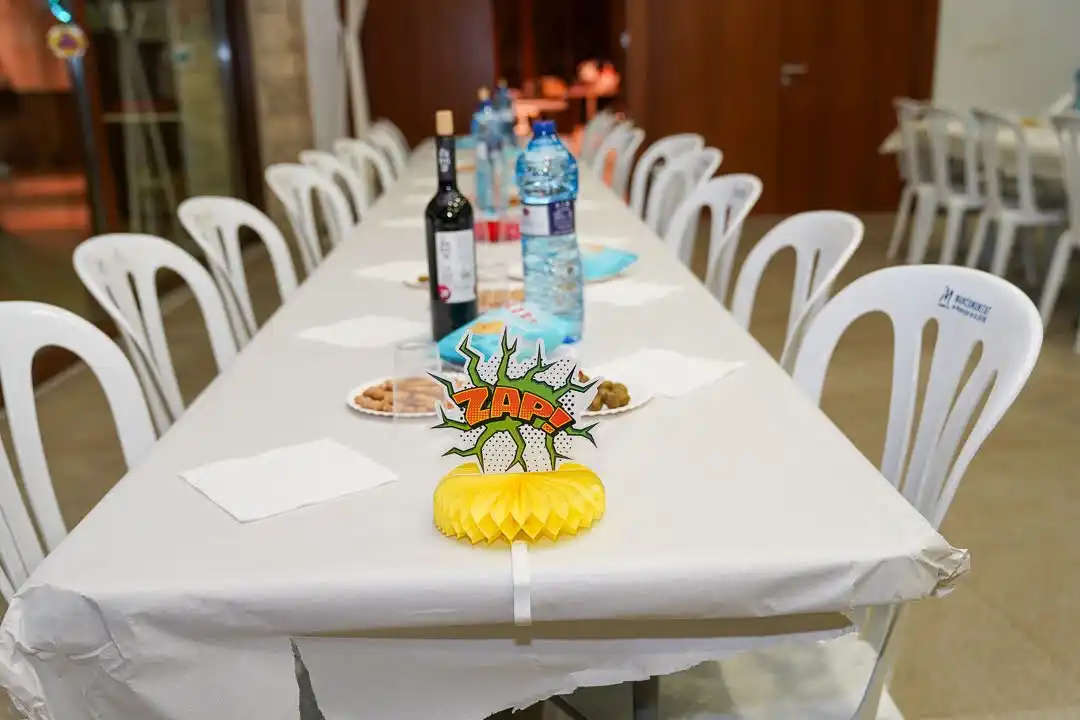 Mesa decorada con motivos de cómic “ZAP!” para la cena sobaquillo de Carnestoltes en Marxuquera