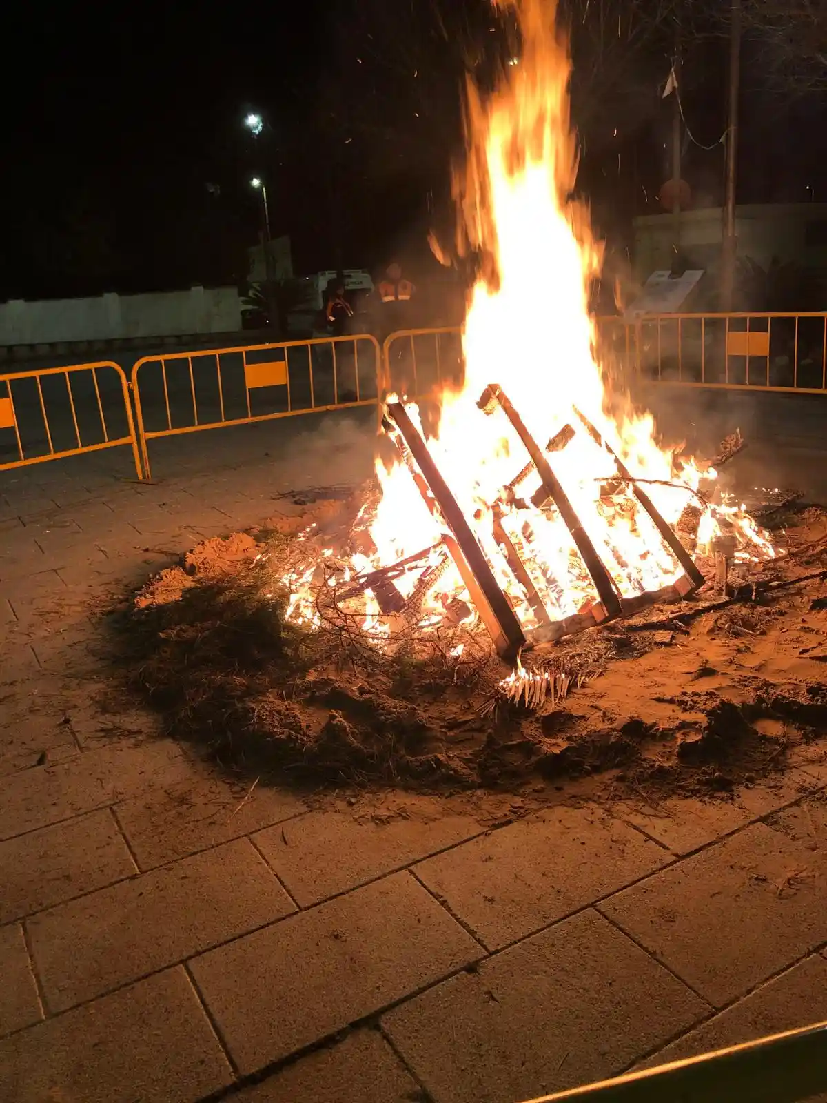 Vista cercana de la hoguera ardiente durante la fiesta de Sant Antoni 2025 en Marxuquera.