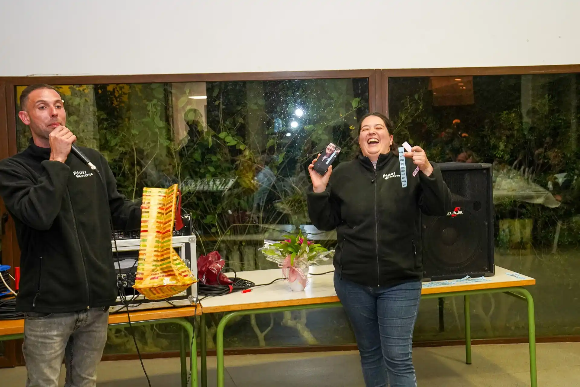 Momento de la entrega de un premio durante la rifa de Sant Antoni 2025 en Marxuquera.