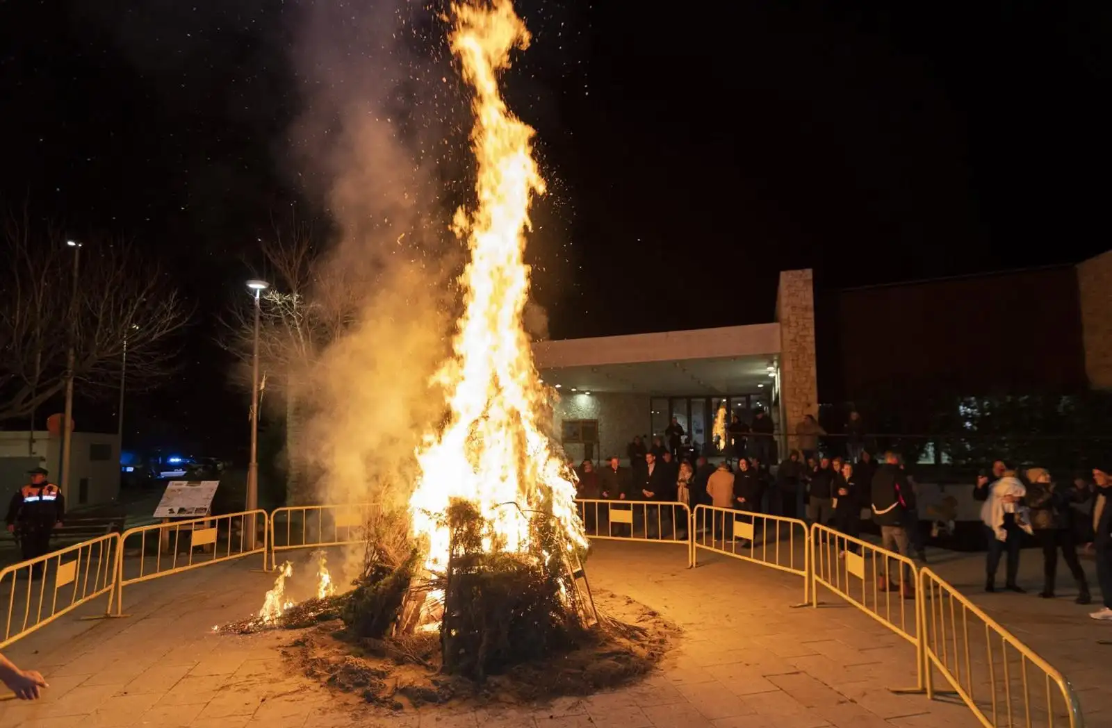Foguera encendida en la plaza de la ermita durante la noche de Sant Antoni 2025 en Marxuquera