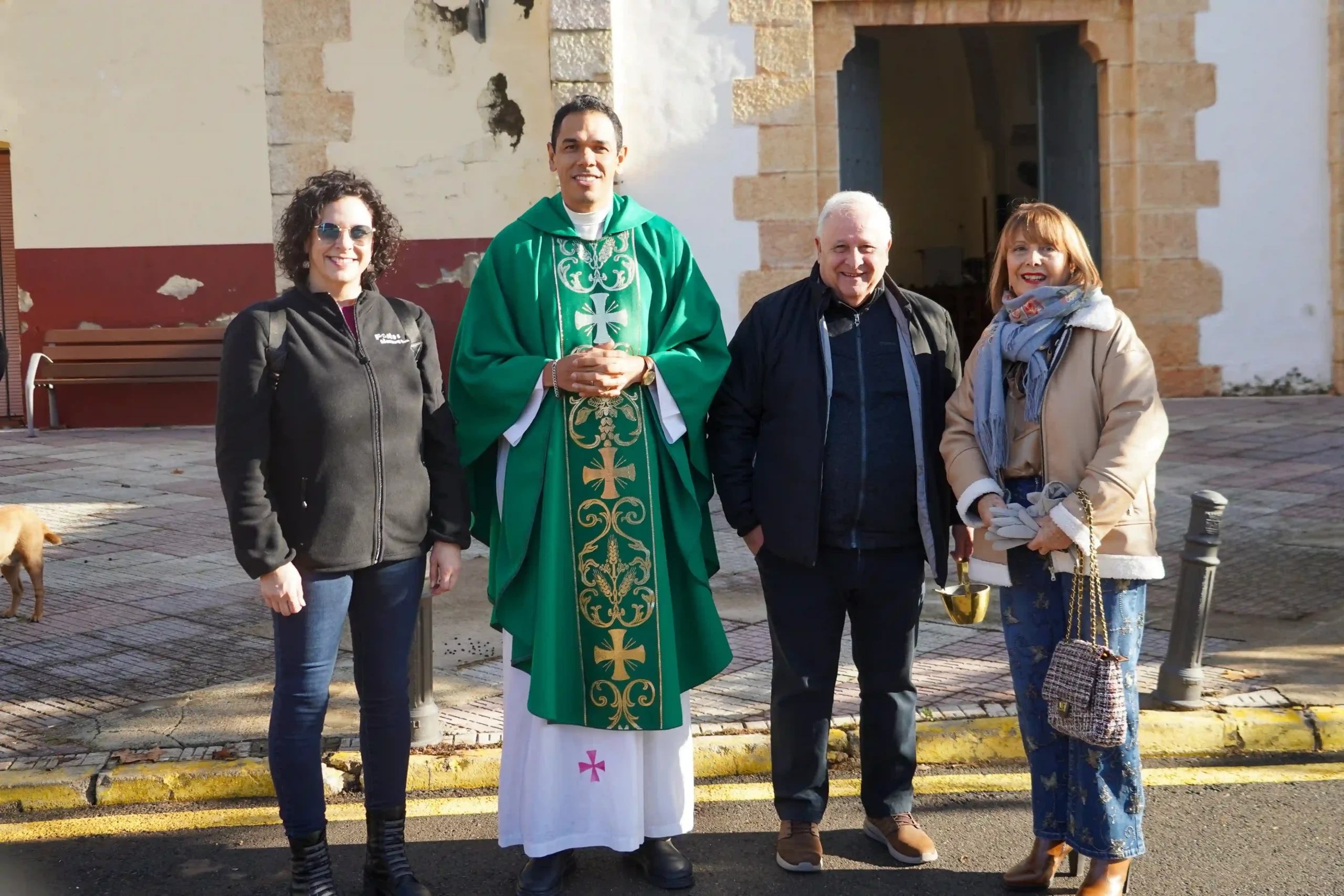 Foto de asistentes y el cura en la puerta de la iglesia antes de la bendición de animales en Sant Antoni 2025.
