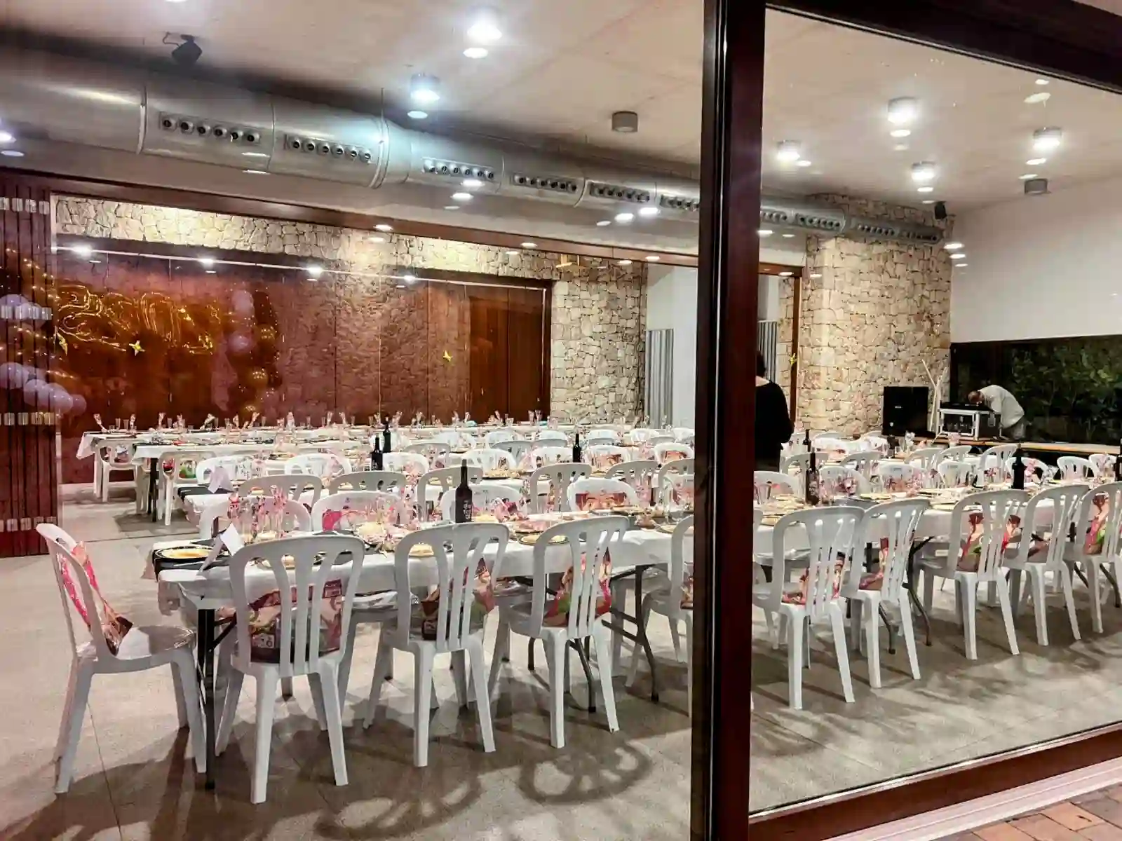 Mesas decoradas y listas para recibir a los asistentes a la cena y cotillón de Fin de Año en Marxuquera