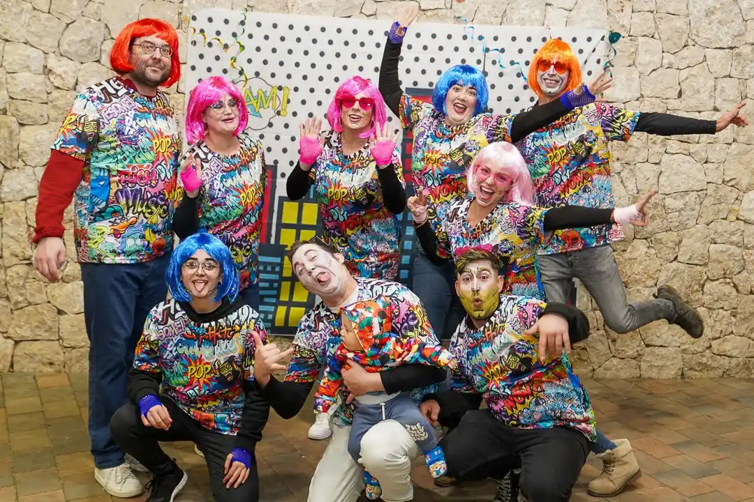 Comisión posando disfrazada en el fotocall durante el Carnestoltes 2025 en Marxuquera