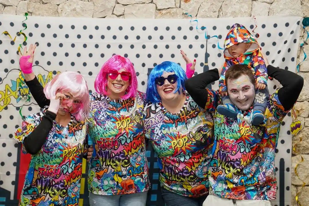 Grupo de la comisión festera disfrazado en el fotocall de los Carnavales 2025 de Marxuquera