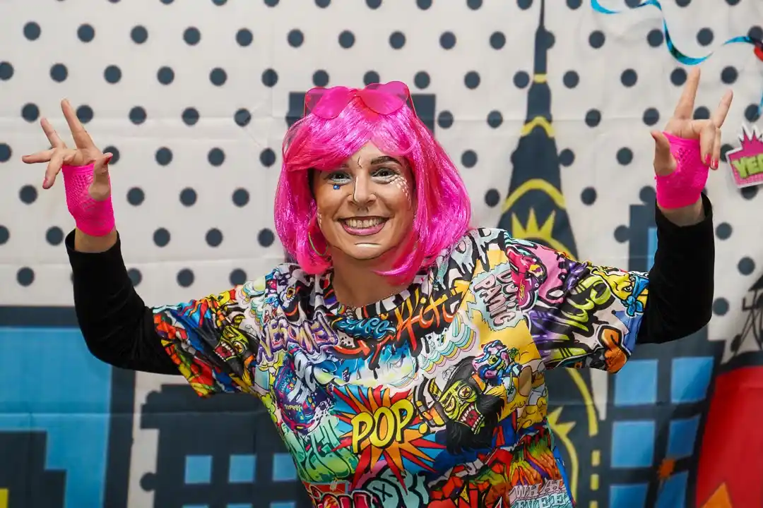 Integrante de la comisión con disfraz rosa posando en el fotocall del Carnestoltes 2025 de Marxuquera
