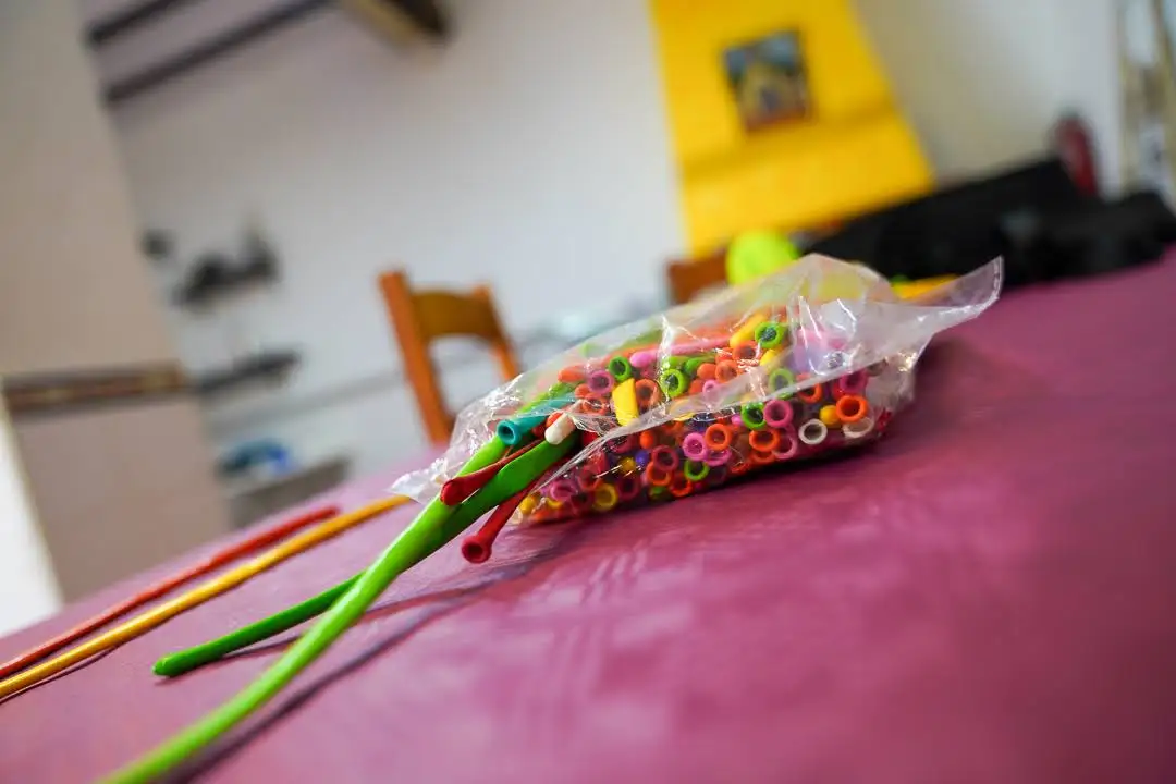 Detalle de globos y decoración en el taller infantil del Carnestoltes 2025 en Marxuquera