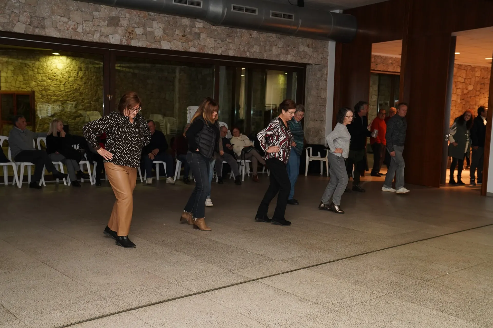 Grupo de asistentes bailando en la fiesta de Sant Antoni 2025 en Marxuquera.