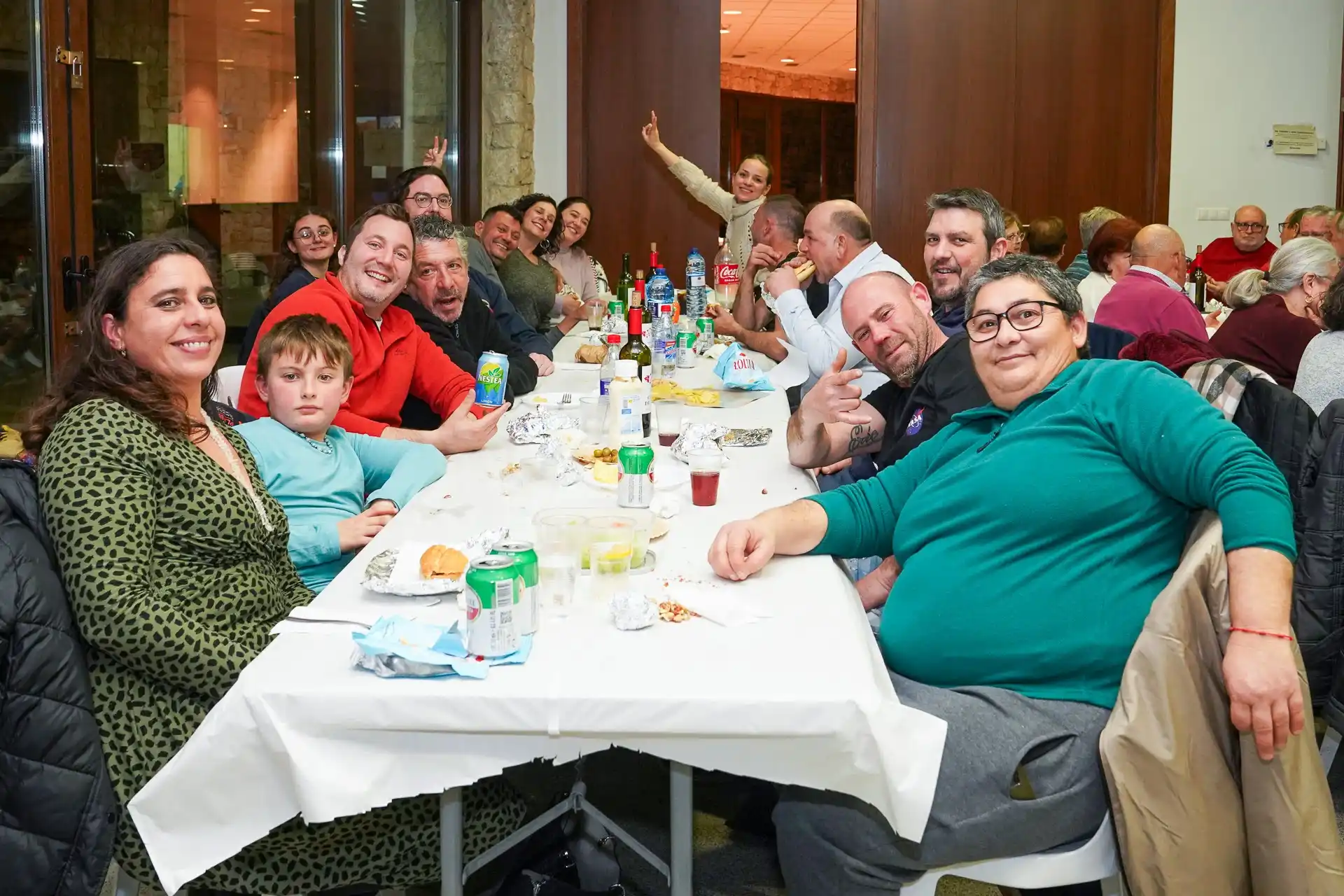 Grupo de asistentes disfrutando de la cena durante la fiesta de Sant Antoni 2025 en Marxuquera.