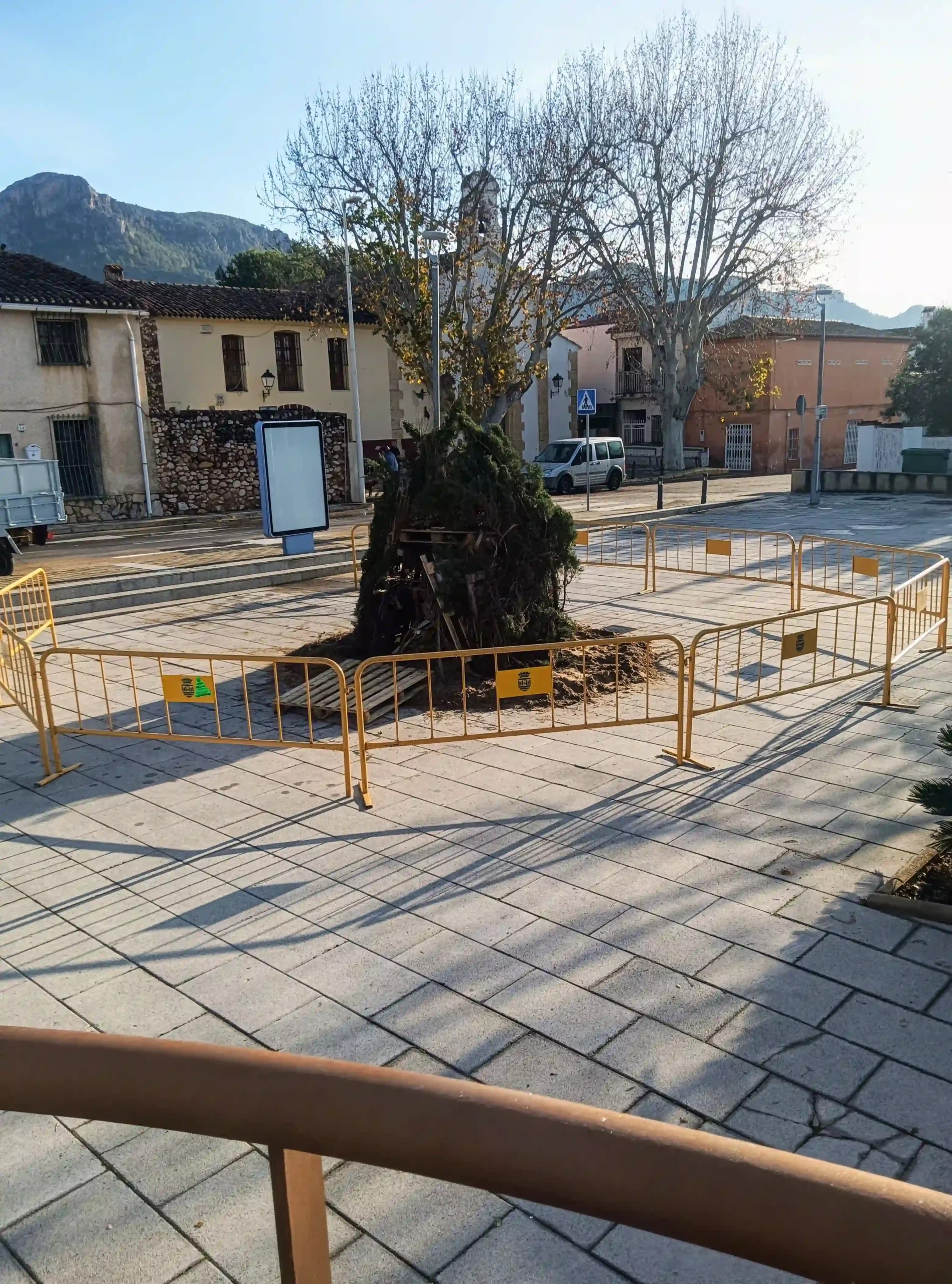 Vista general de la hoguera montada durante el día antes del encendido en Sant Antoni 2025.