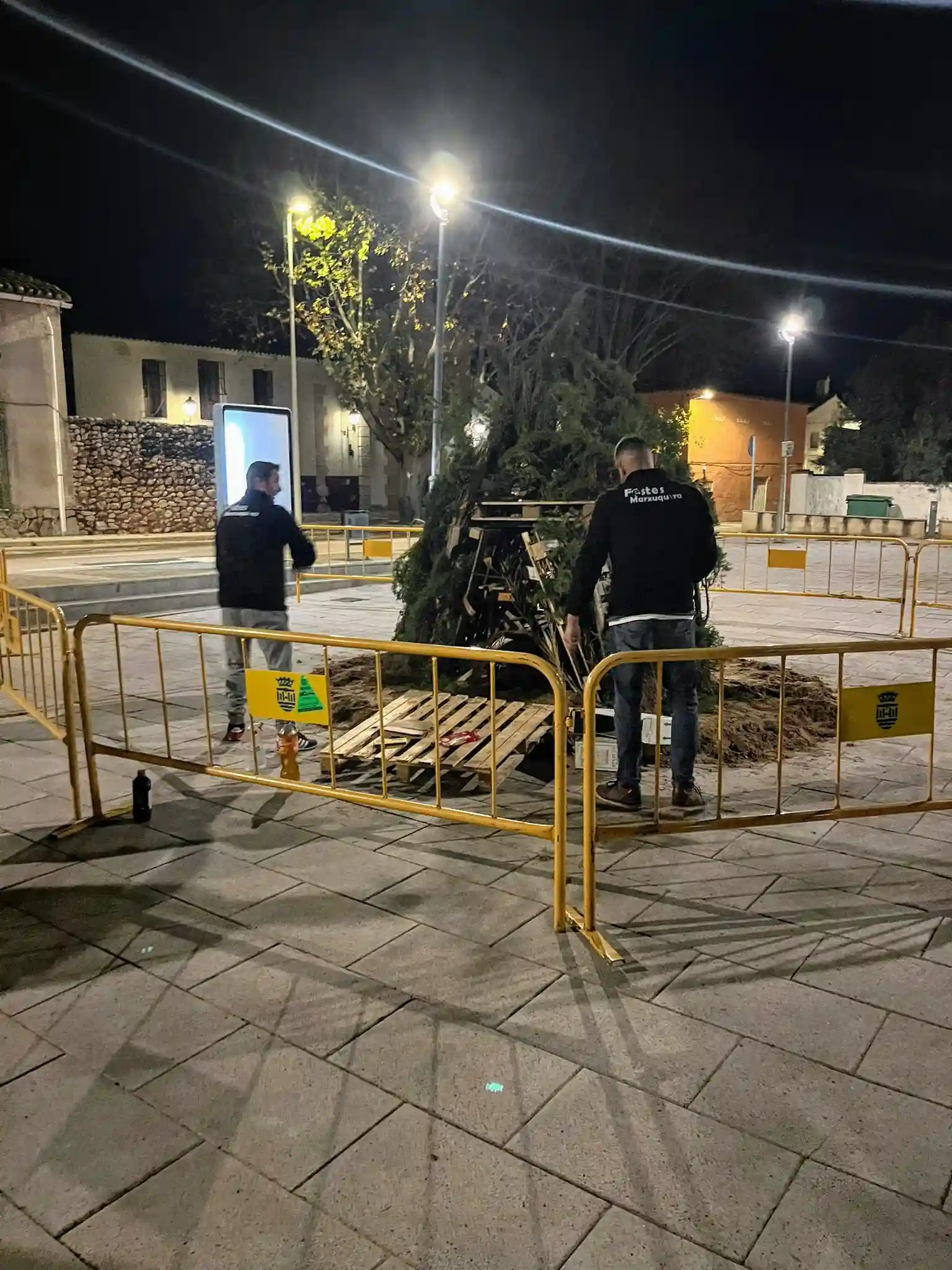 Hoguera completamente montada y lista para encender por la noche en Sant Antoni 2025 en Marxuquera.