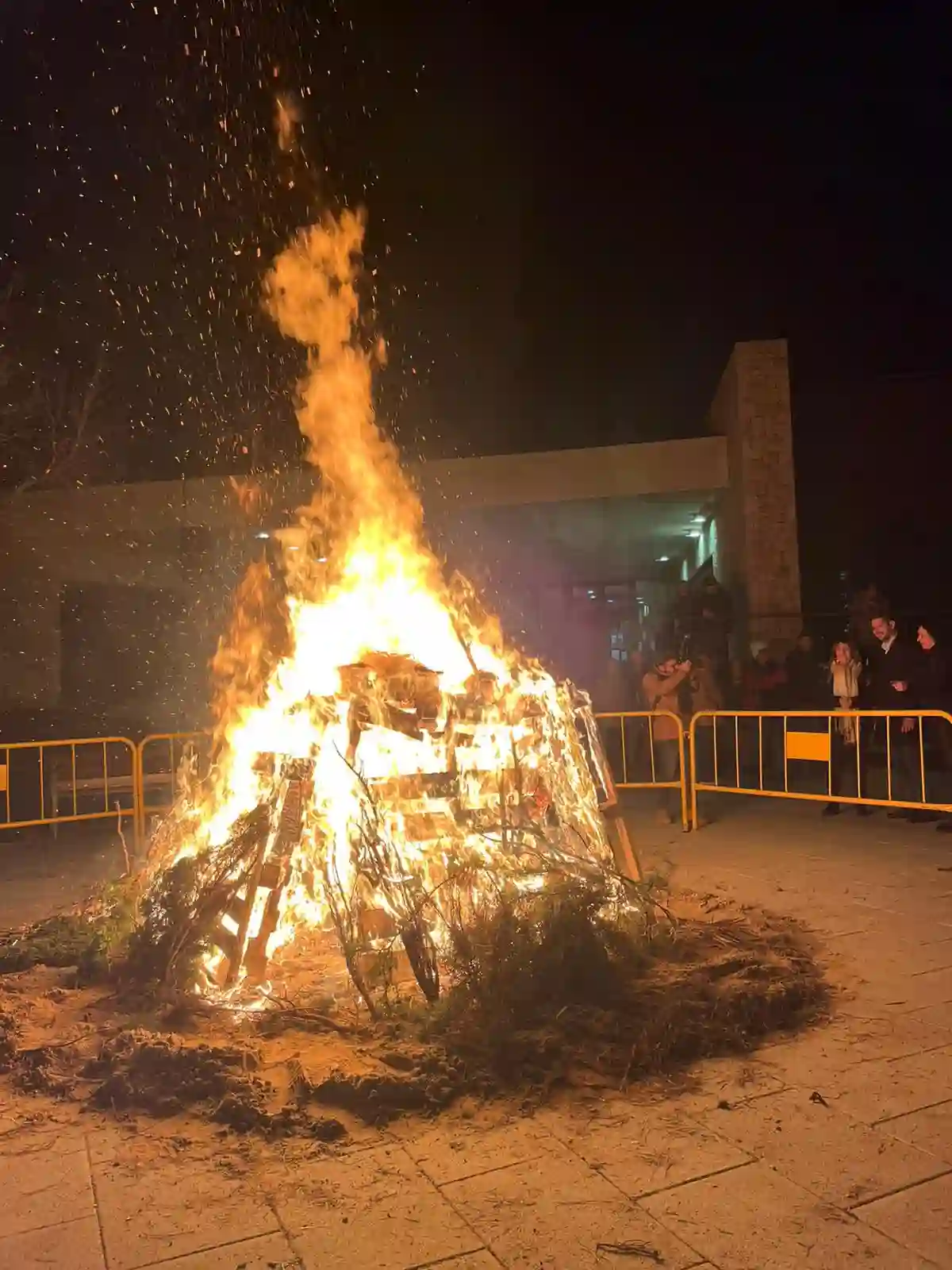 Imagen de la hoguera encendida en la plaza durante Sant Antoni 2025 en Marxuquera.