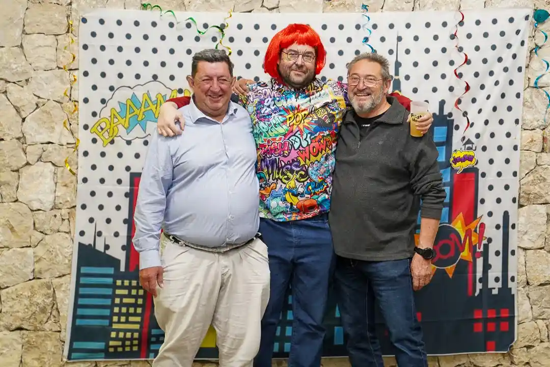Grupo de hombres disfrazados posando para foto en el fotocall de los Carnavales 2025 de Marxuquera