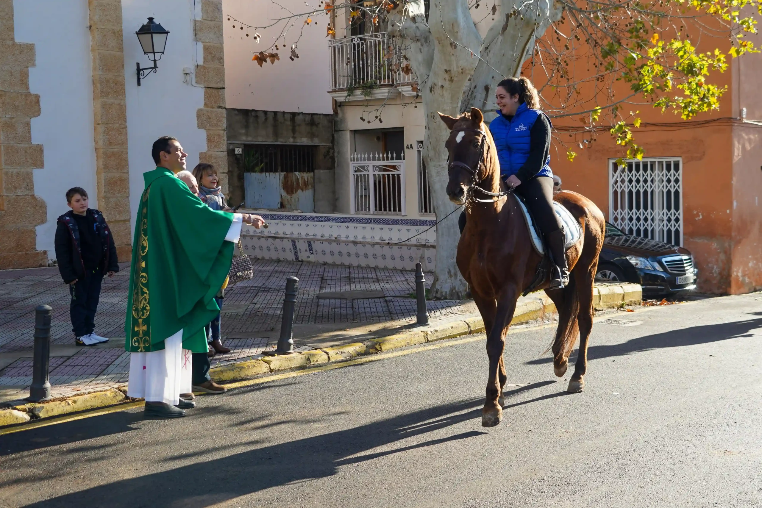 Jinete sonriendo mientras el cura bendice a su caballo en Sant Antoni 2025 en Marxuquera.