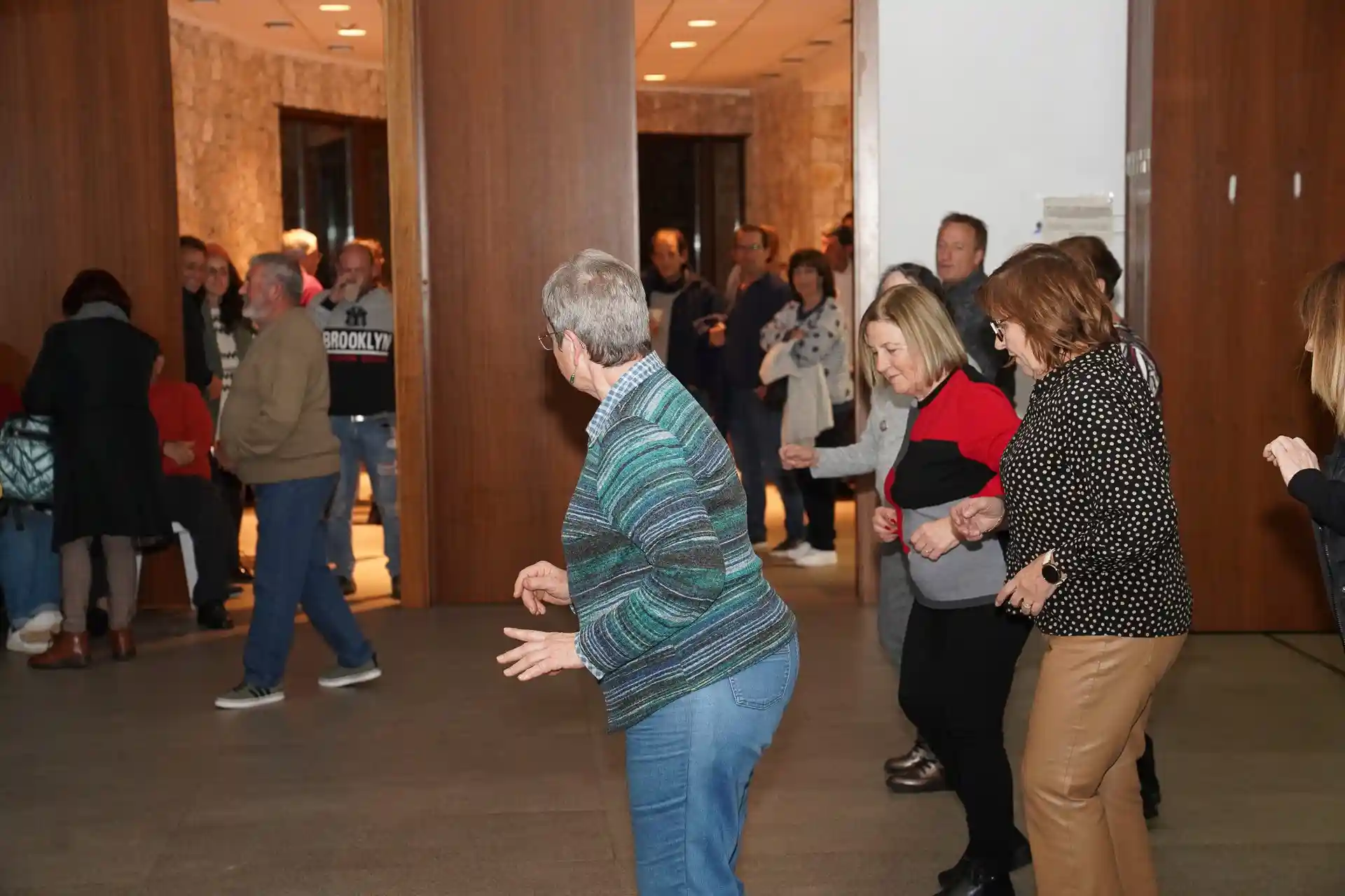 Personas mayores disfrutando del baile durante la fiesta de Sant Antoni 2025 en Marxuquera.