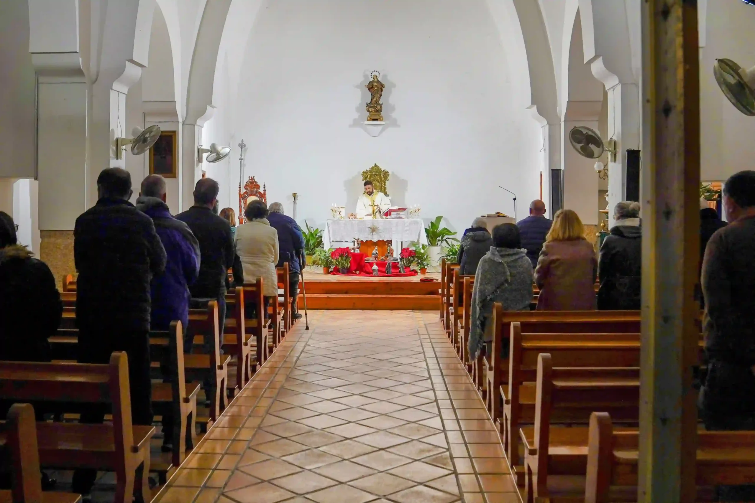 Vecinos de Marxuquera asistiendo a la tradicional Misa del Gallo en la iglesia durante la noche de Navidad 2024