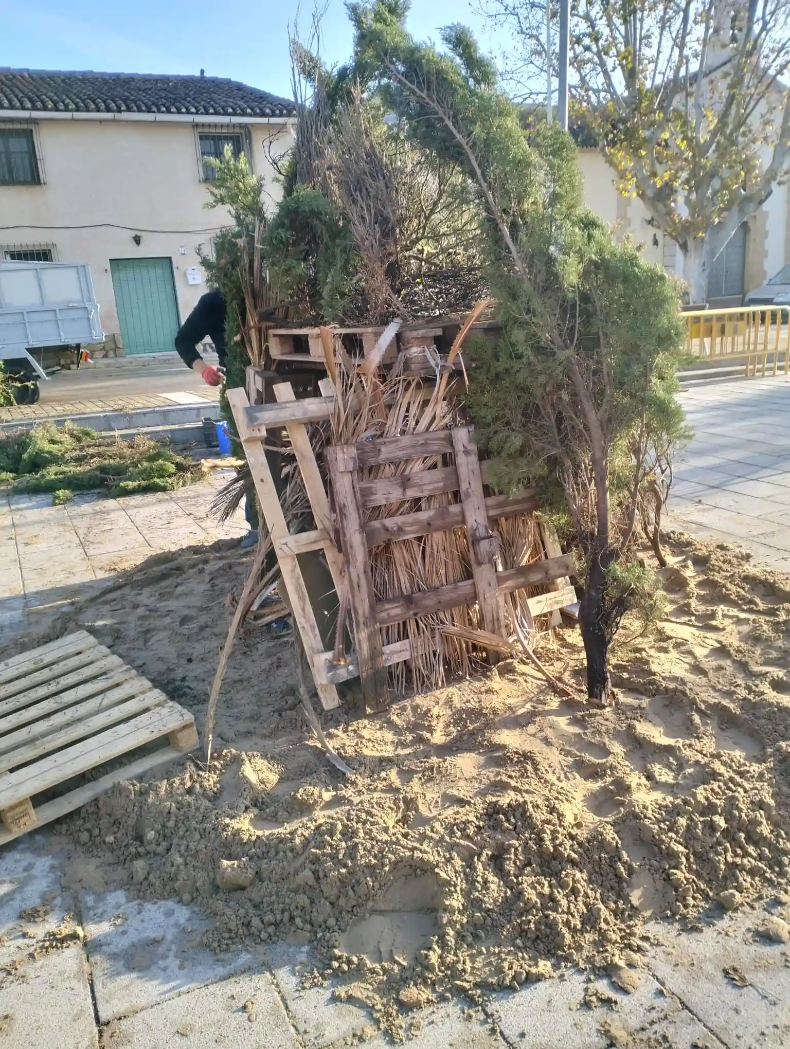Estructura de la hoguera en montaje por la mañana para Sant Antoni 2025 en Marxuquera.
