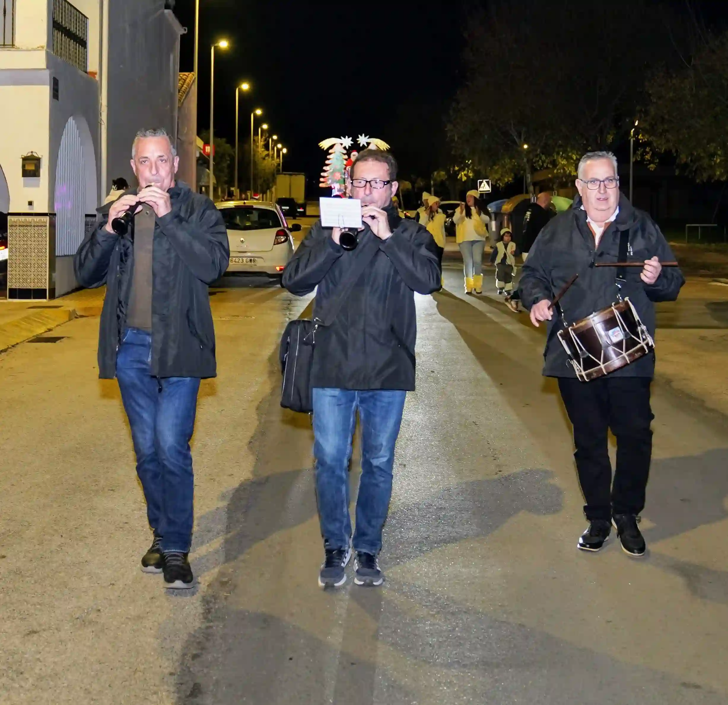 Desfile musical por las calles de Marxuquera con dulzaina y tamboril durante la visita de Papá Noel 2024