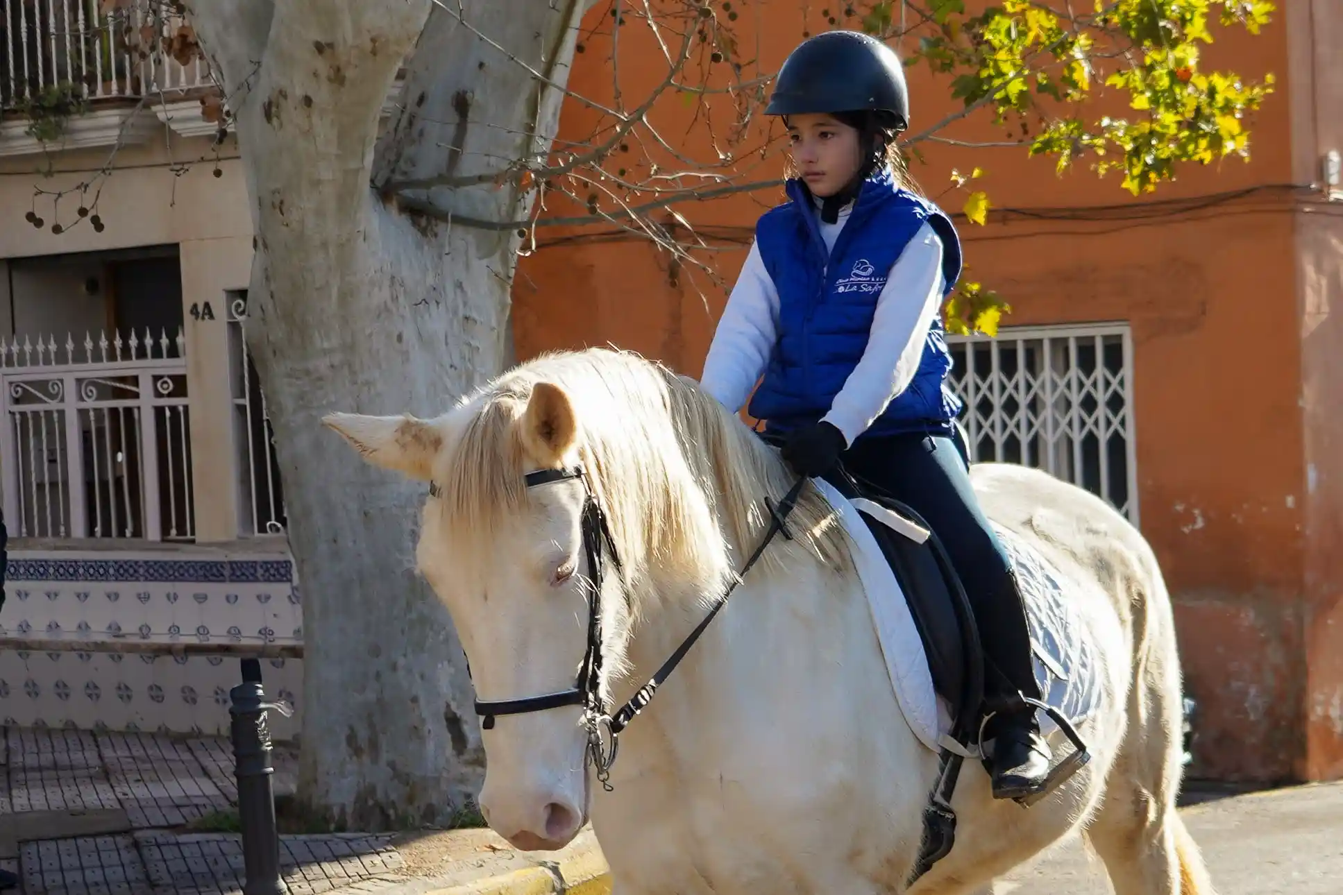 Niña montando a caballo durante la bendición de animales en Sant Antoni 2025 en Marxuquera.