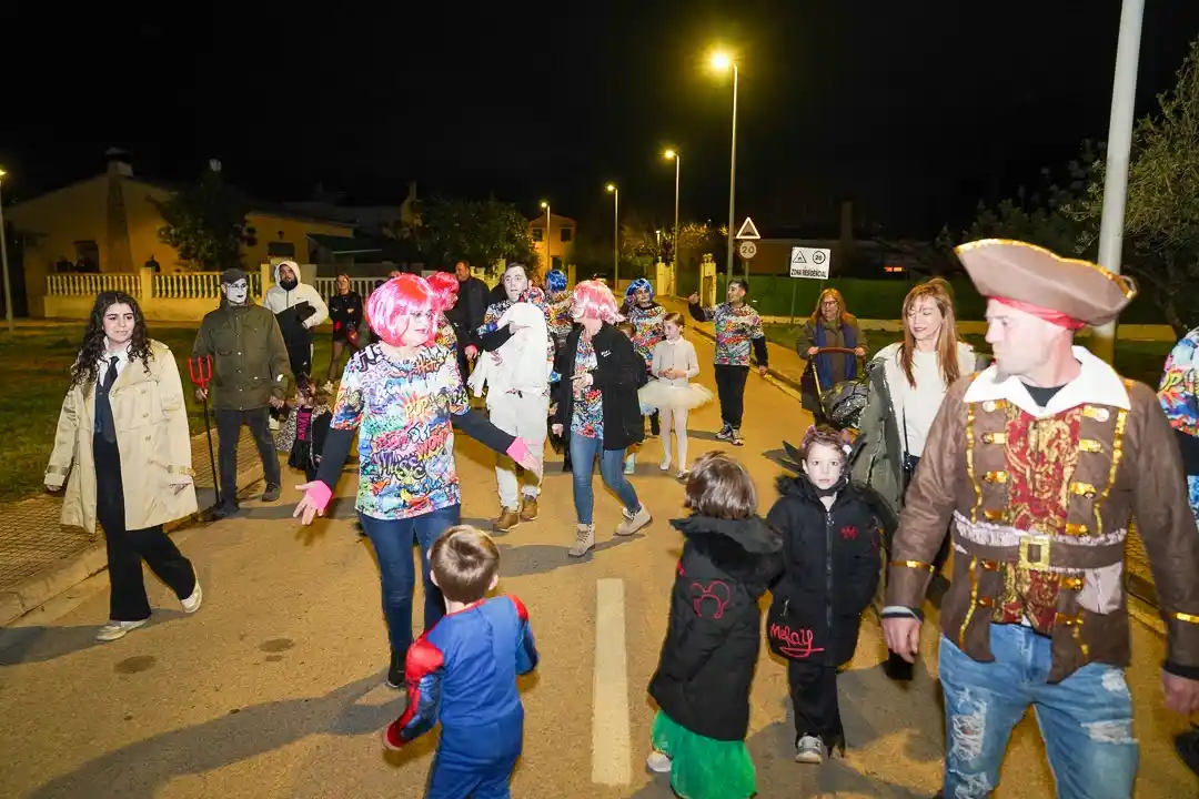 Niños de la comisión en el pasacalle de los Carnavales 2025 de Marxuquera con disfraces coloridos