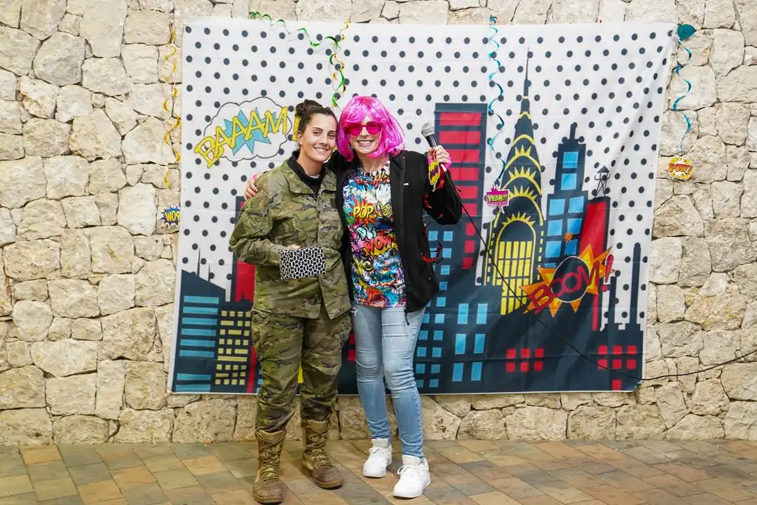 Entrega de premio al mejor disfraz militar durante los Carnavales 2025 de Marxuquera