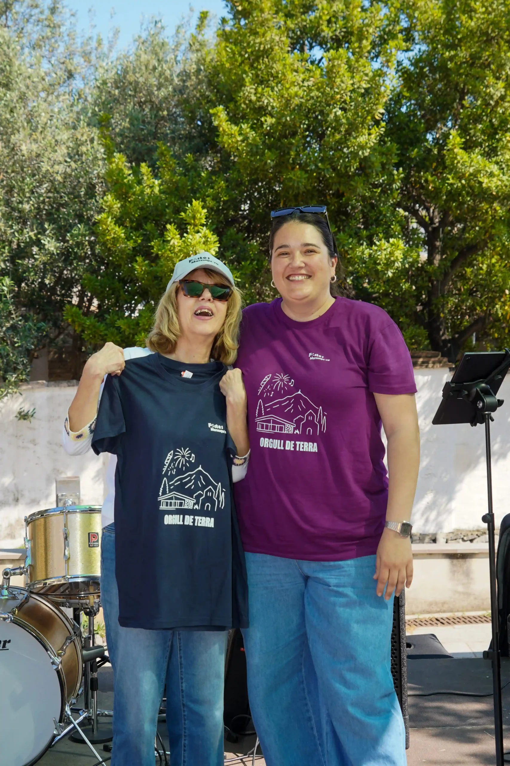 Entrega de camiseta como premio de la rifa en la fideuà popular de Marxuquera 2025.