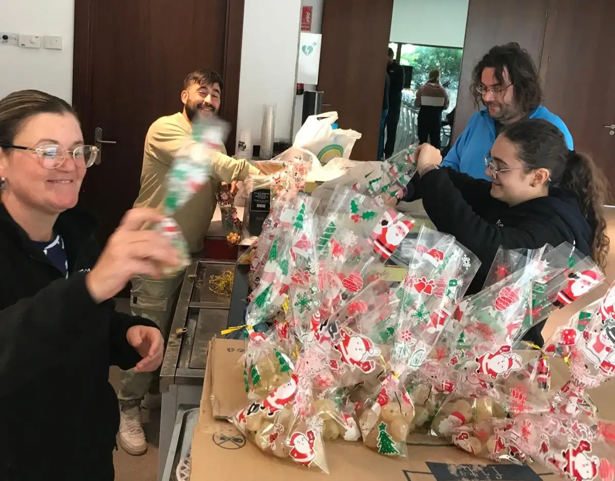 Miembros de la comisión preparando las bolsas de uvas para las campanadas de Nochevieja en Marxuquera 2024