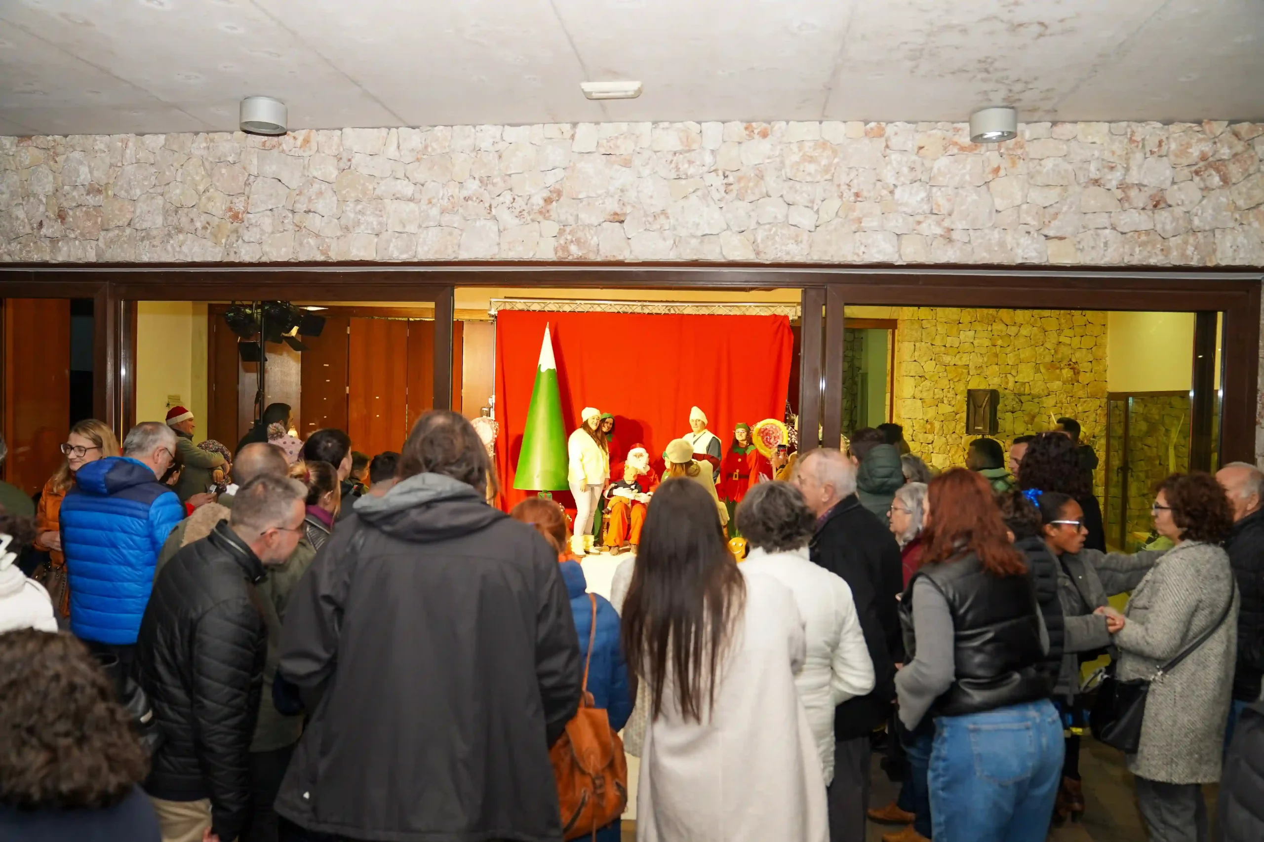 Vecinos reunidos frente al escenario navideño durante la visita de Papá Noel en Marxuquera 2024