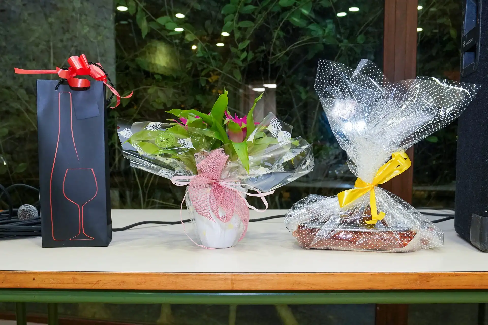 Detalle de los regalos preparados para la rifa durante la noche de Sant Antoni 2025 en Marxuquera