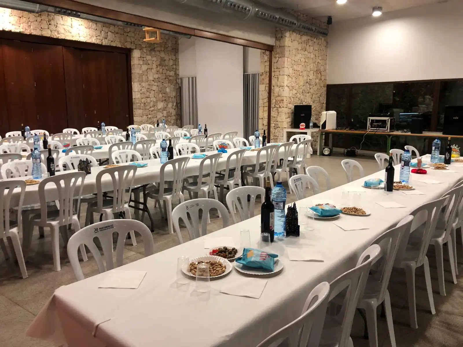 Vista del salón decorado para la cena sobaquillo de los Carnavales 2025 en Marxuquera