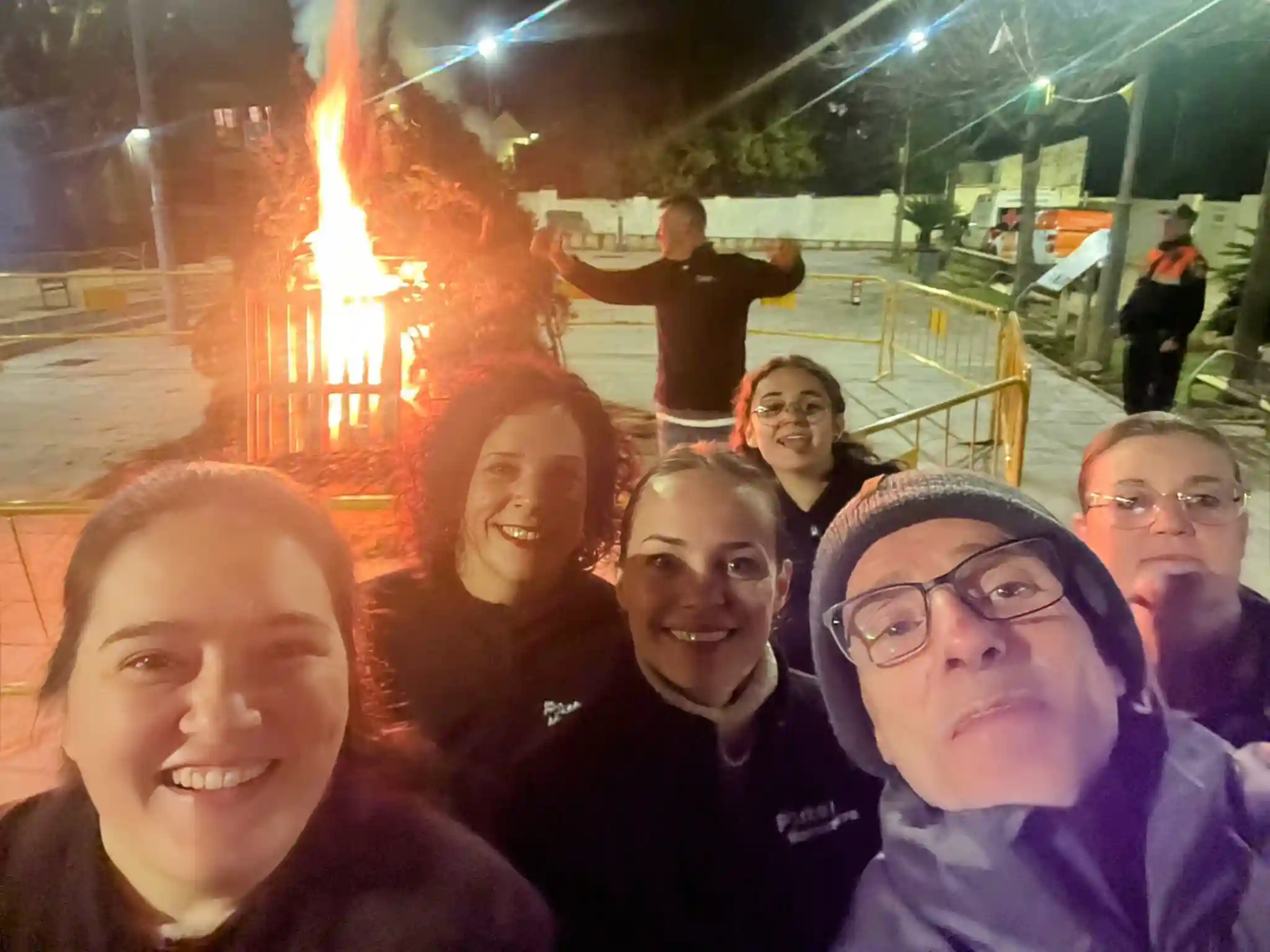Selfie de varios miembros de la comisión frente a la hoguera en Sant Antoni 2025 en Marxuquera.