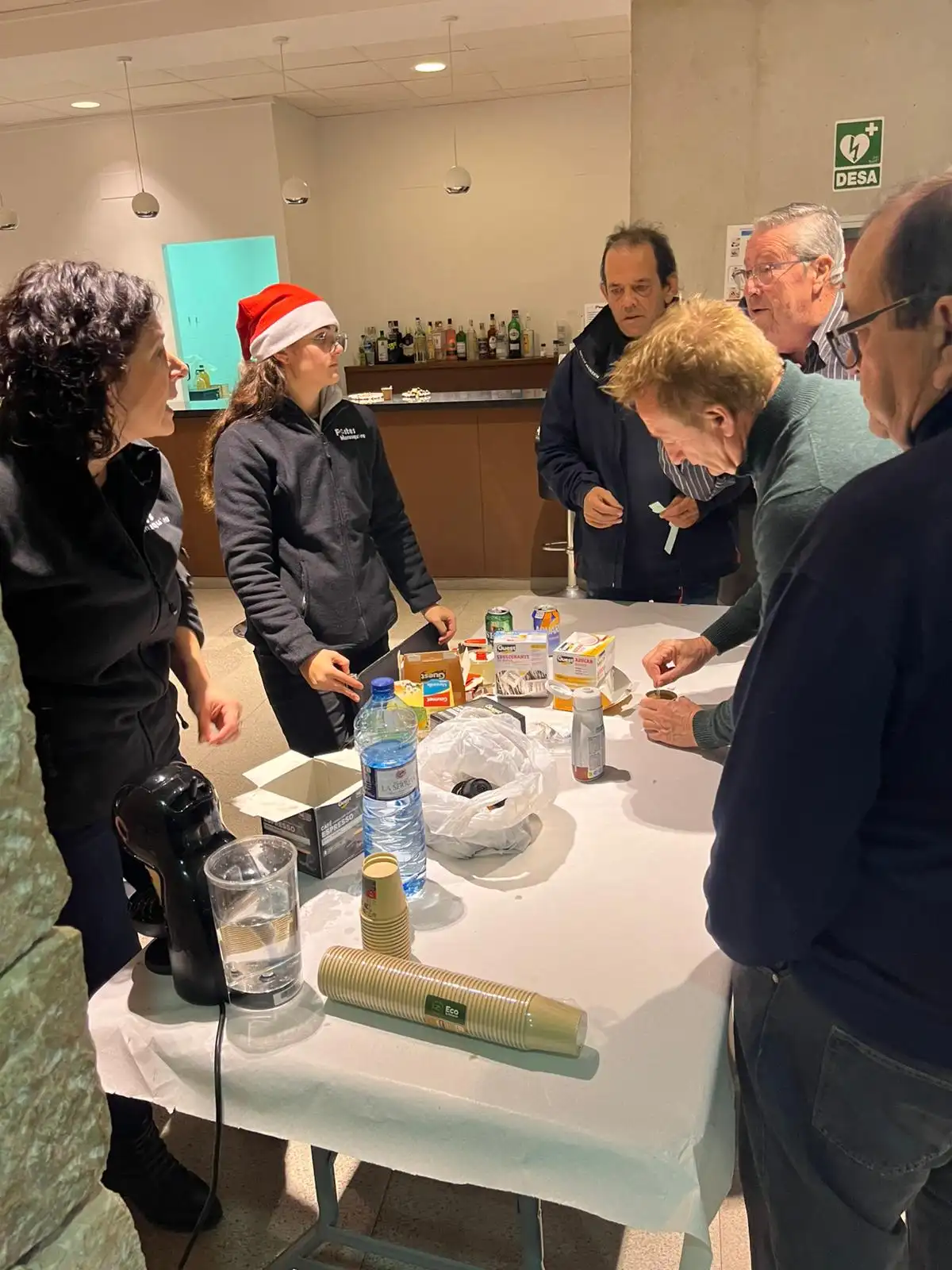 Voluntarios sirviendo café y bebidas al finalizar la cena popular en Marxuquera
