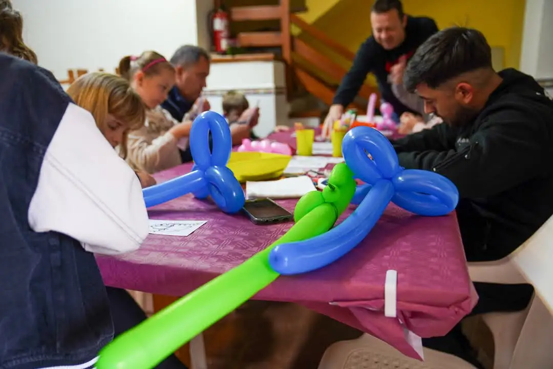 Niños realizando manualidades creativas en el taller infantil de Carnestoltes 2025 en Marxuquera