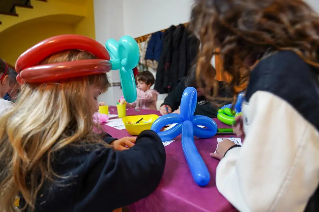 Niños disfrutando de un taller de manualidades durante el Carnaval 2025 en Marxuquera
